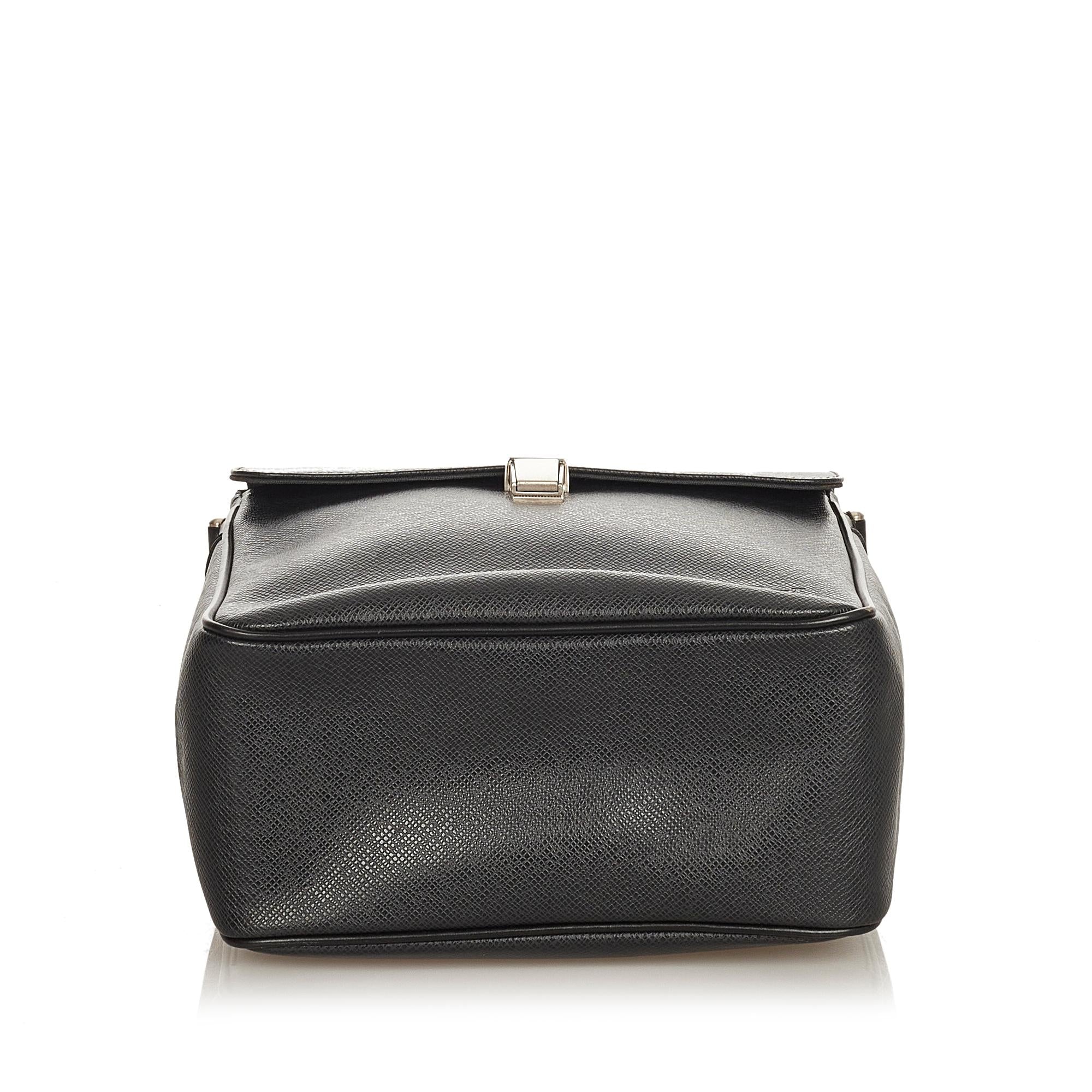 Louis Vuitton Taiga Yaranga (SHG-25474)