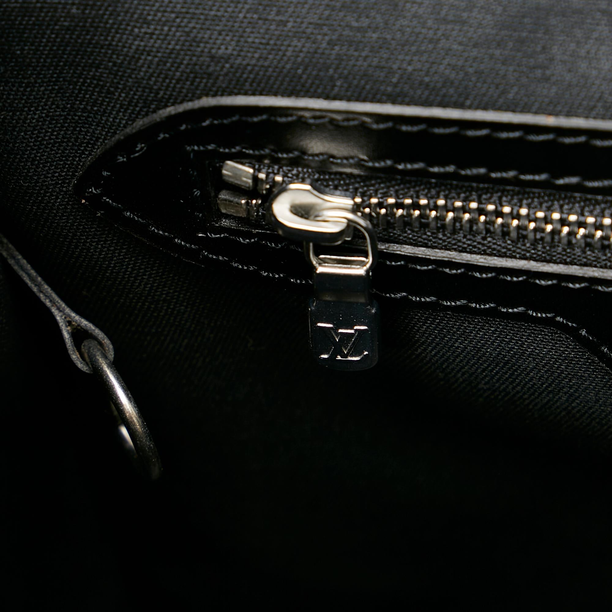 Louis Vuitton Taiga Yaranga (SHG-25474)