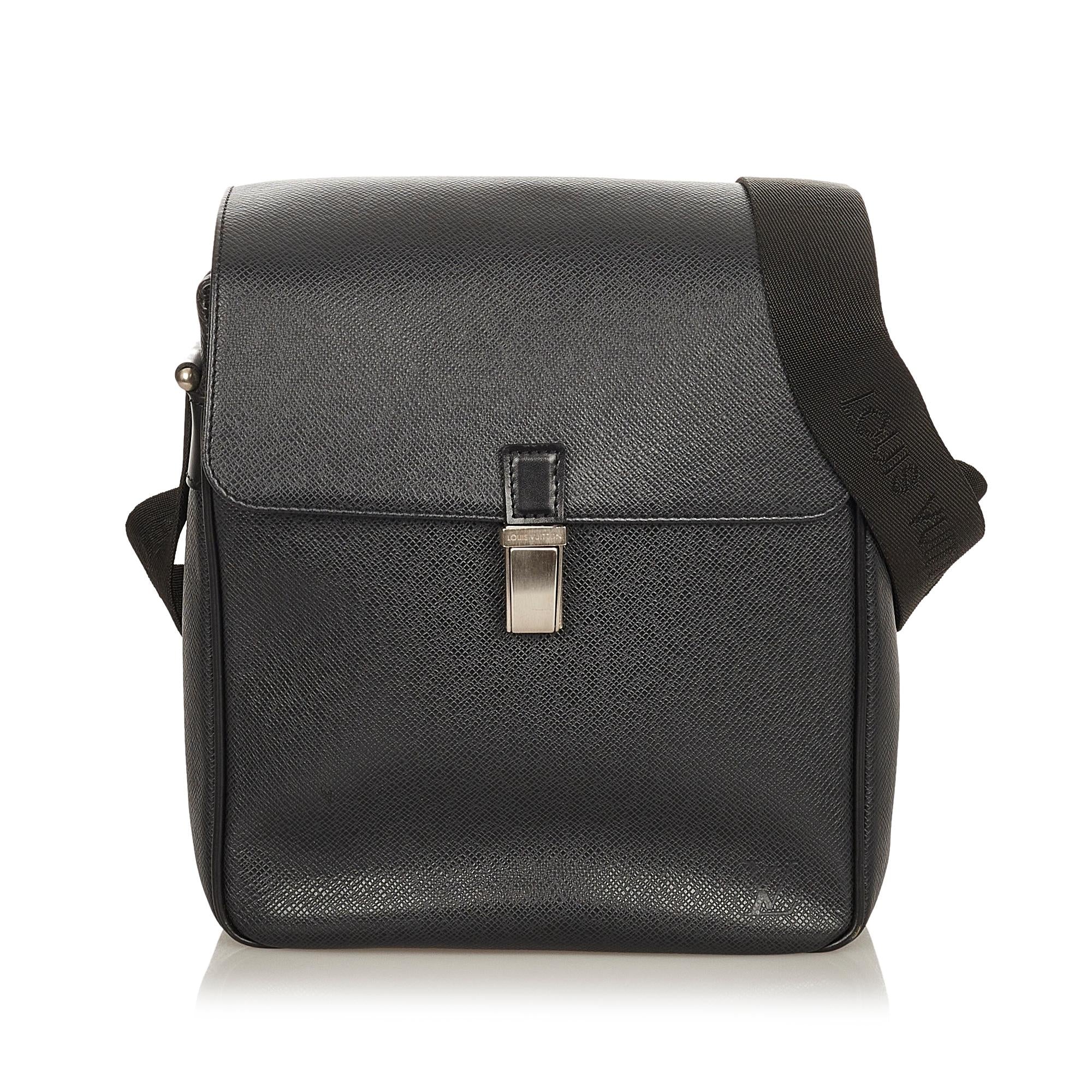 Louis Vuitton Taiga Yaranga (SHG-25474)