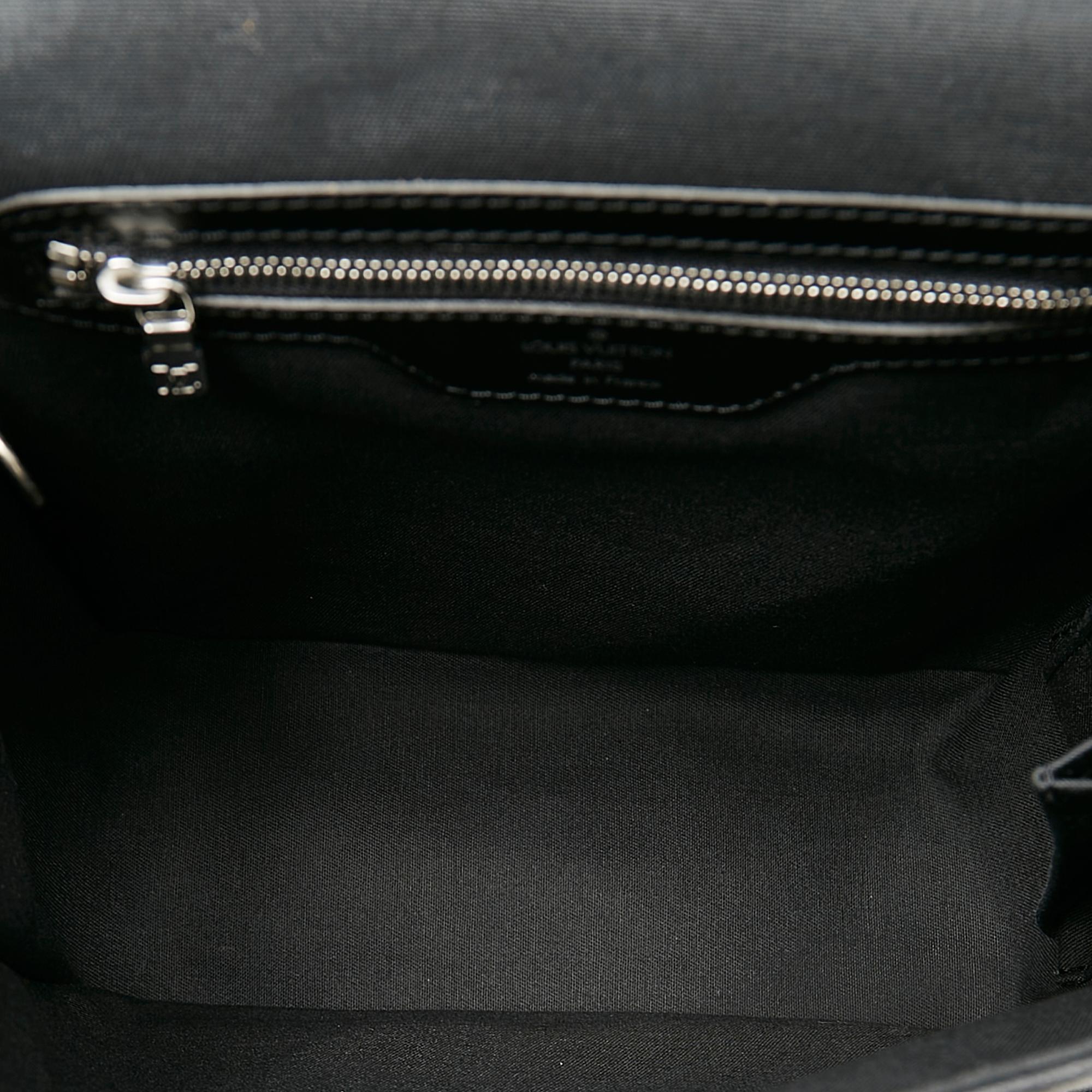 Louis Vuitton Taiga Yaranga (SHG-25474)