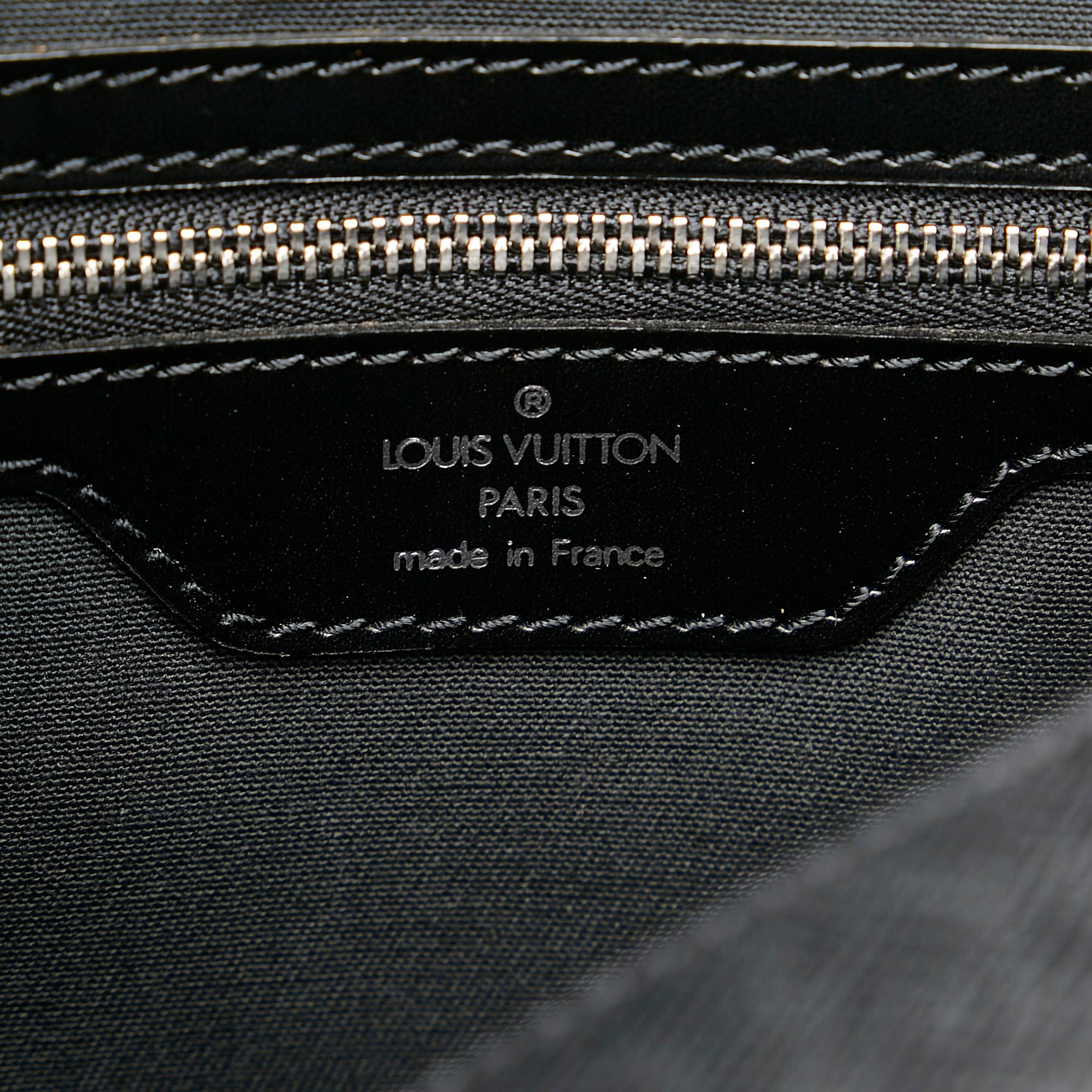 Louis Vuitton Taiga Yaranga (SHG-25474)