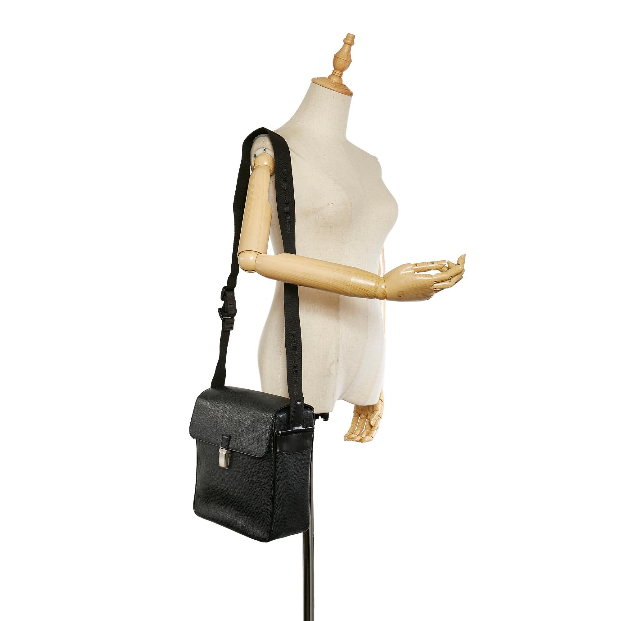 Louis Vuitton Taiga Yaranga (SHG-25474)