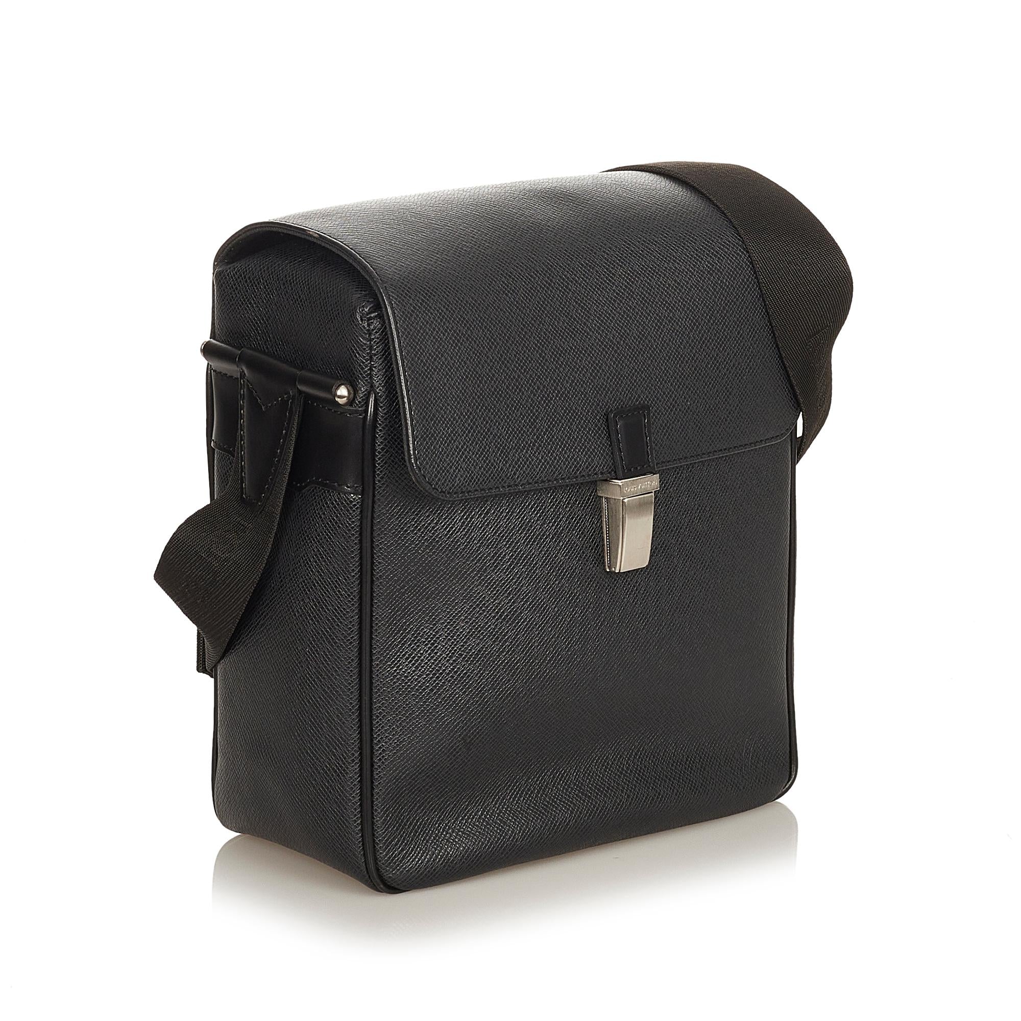 Louis Vuitton Taiga Yaranga (SHG-25474)