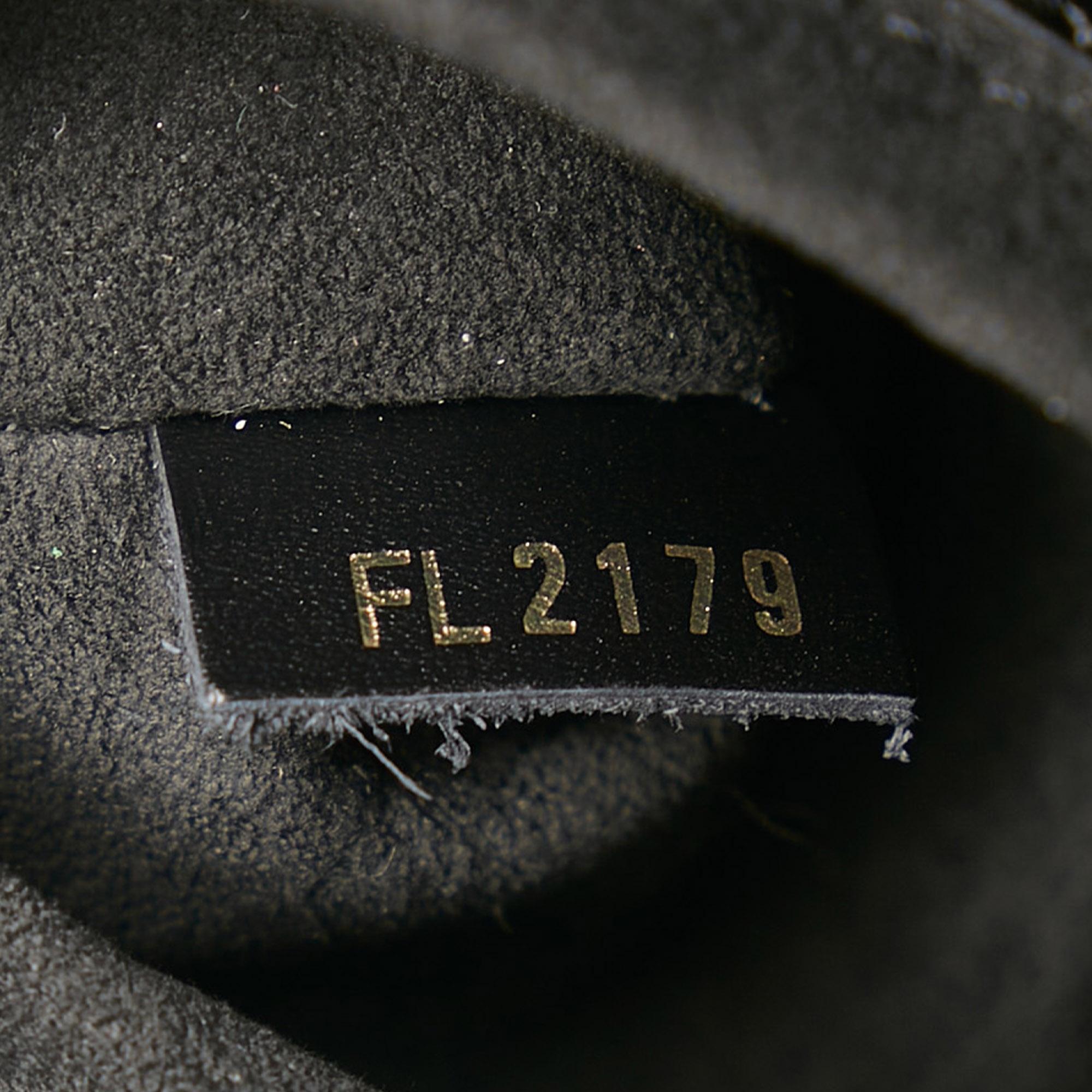 Louis Vuitton Taurillon Square (SHG-37422)