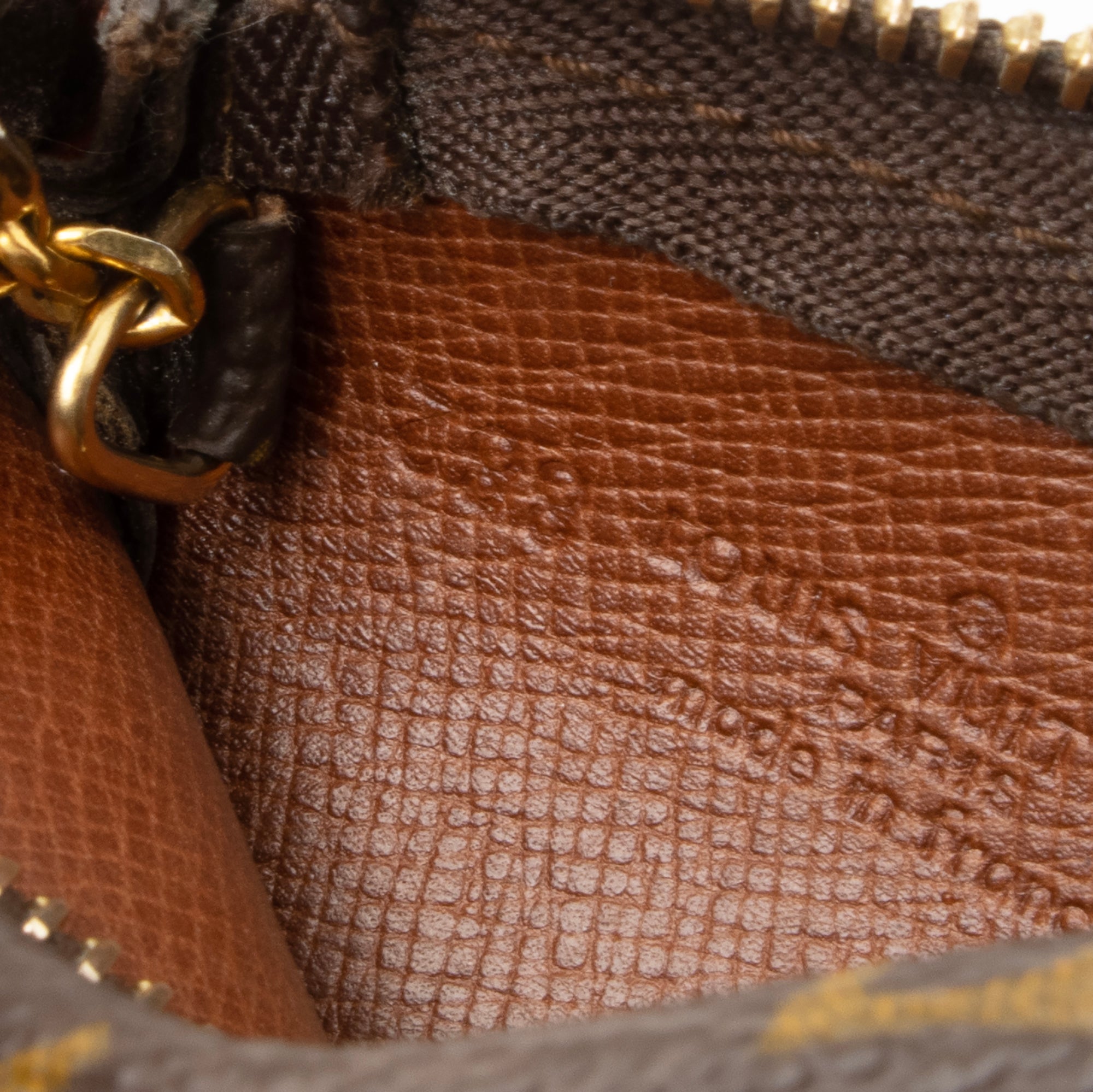 Louis Vuitton Vintage Monogram Canvas Key Pouch (SHF-23899)