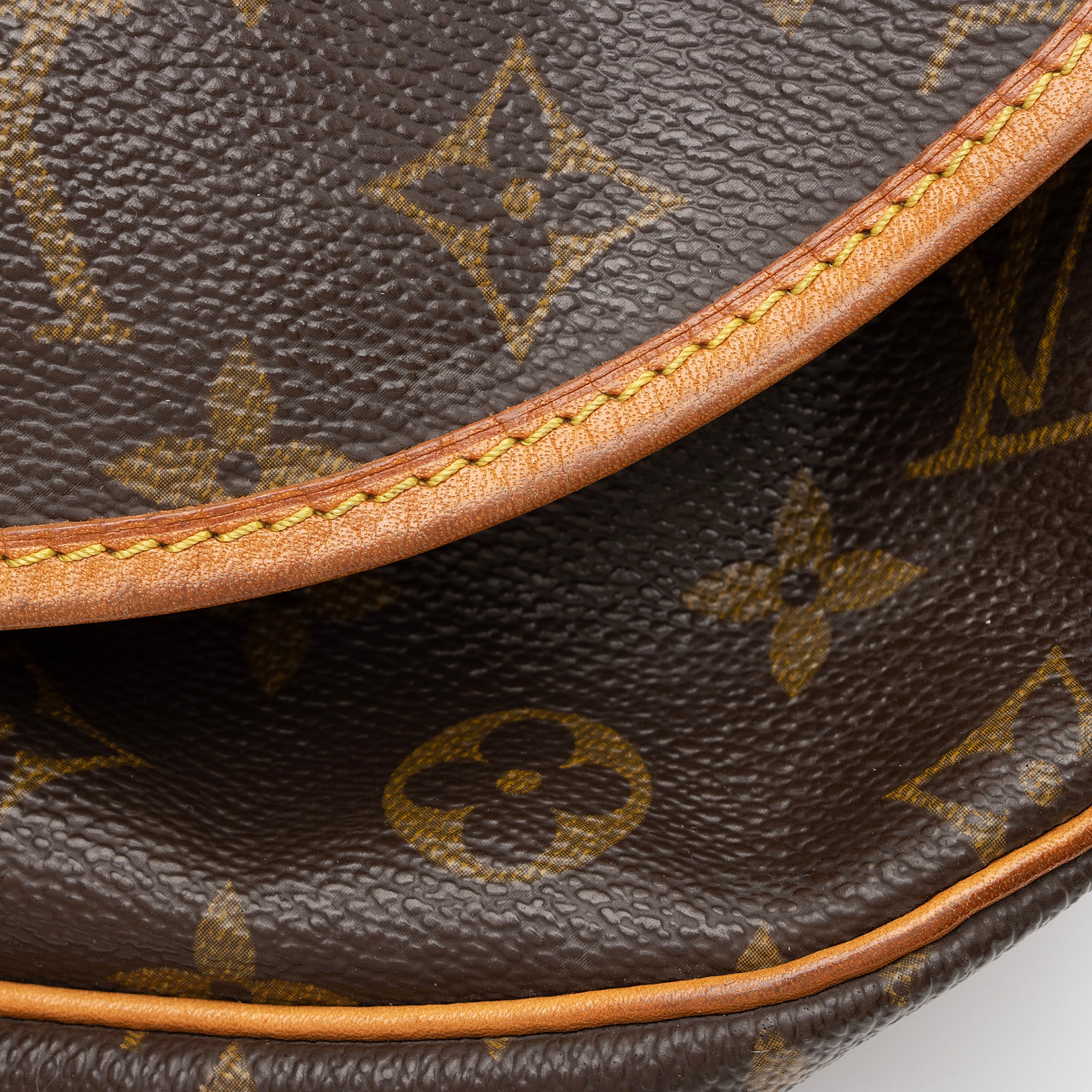 Louis Vuitton Vintage Monogram Canvas Saumur 30 Messenger Bag (SHF-qN3Go7)