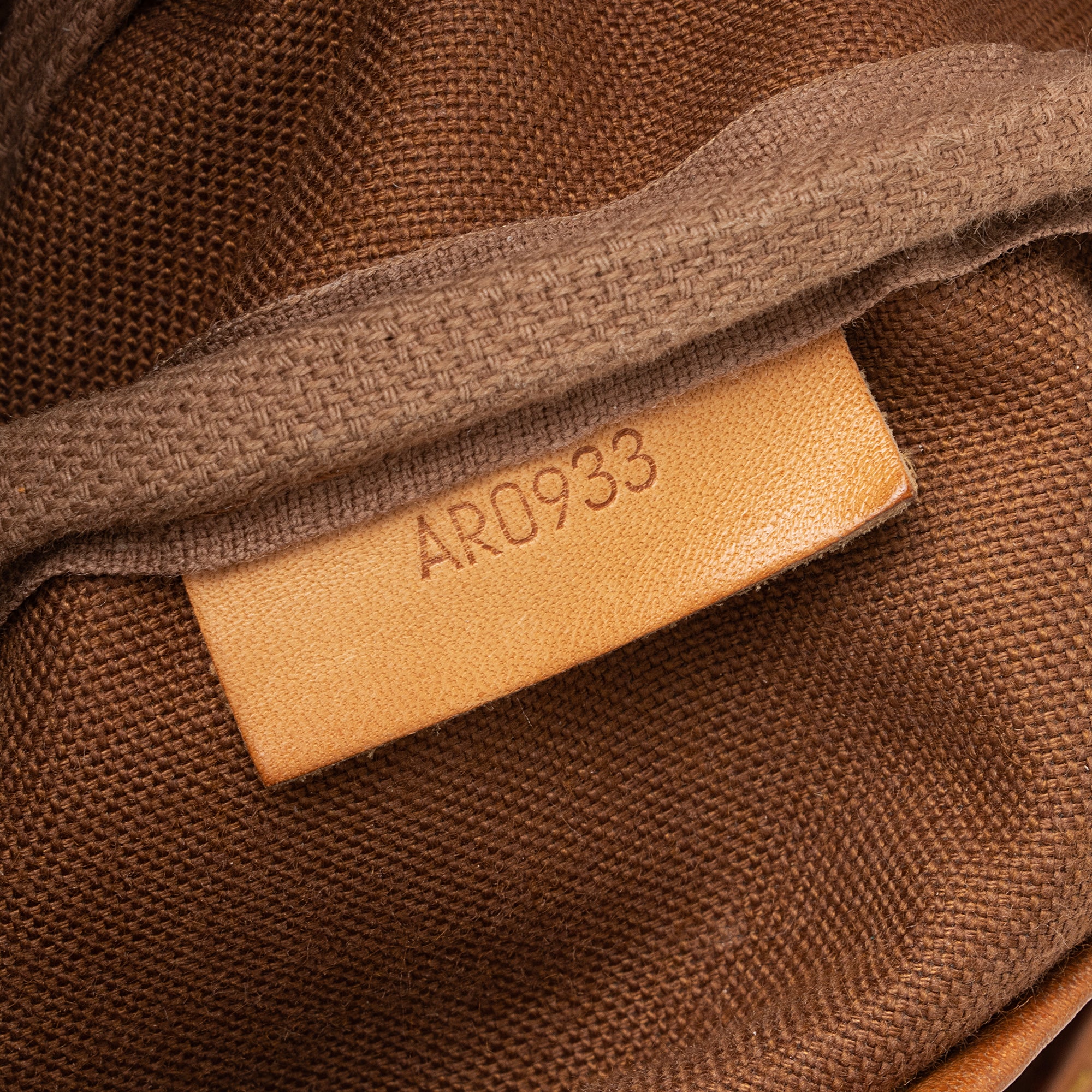 Louis Vuitton Vintage Monogram Canvas Saumur 30 Messenger Bag (SHF-qN3Go7)