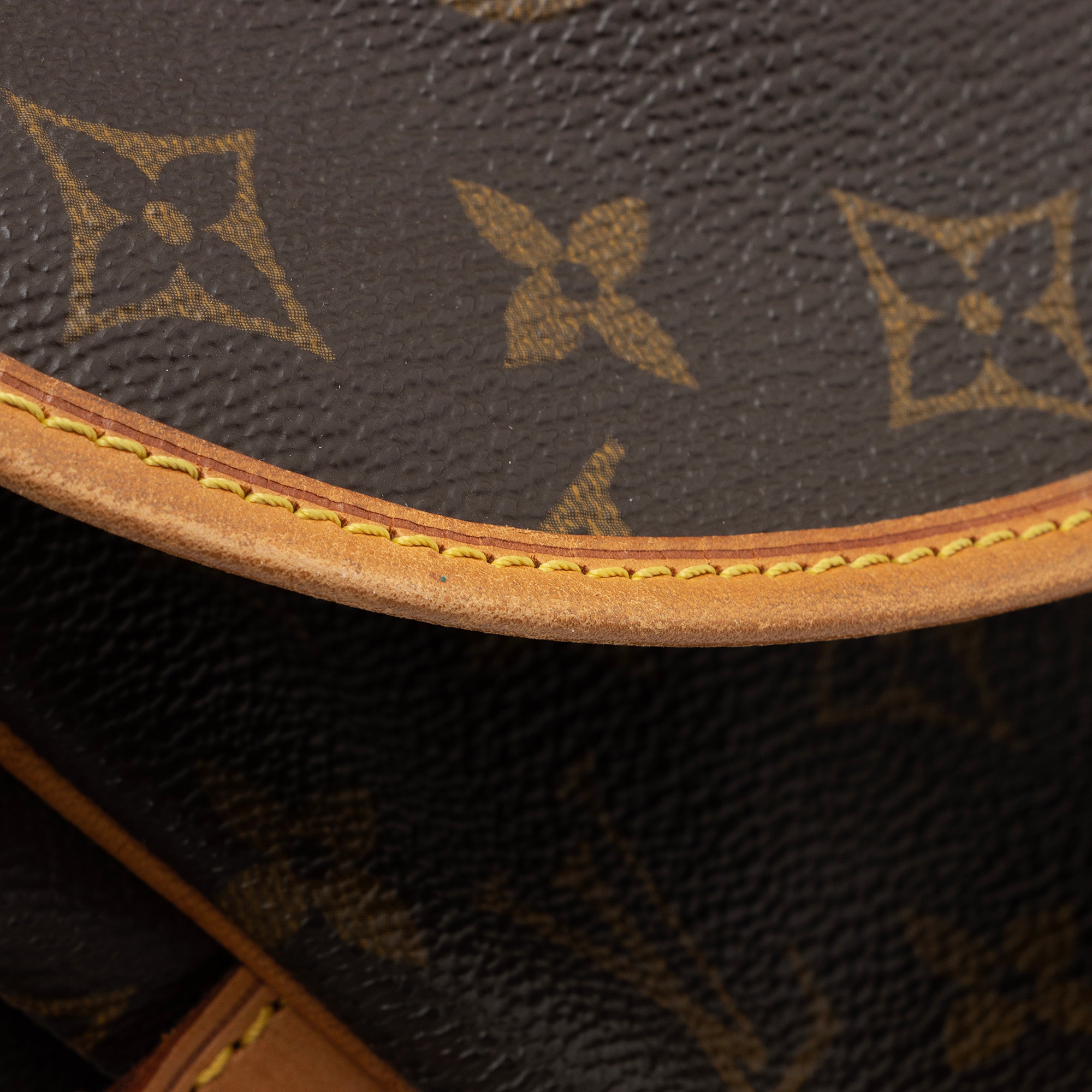 Louis Vuitton Vintage Monogram Canvas Saumur 30 Messenger Bag (SHF-F6ygbP)