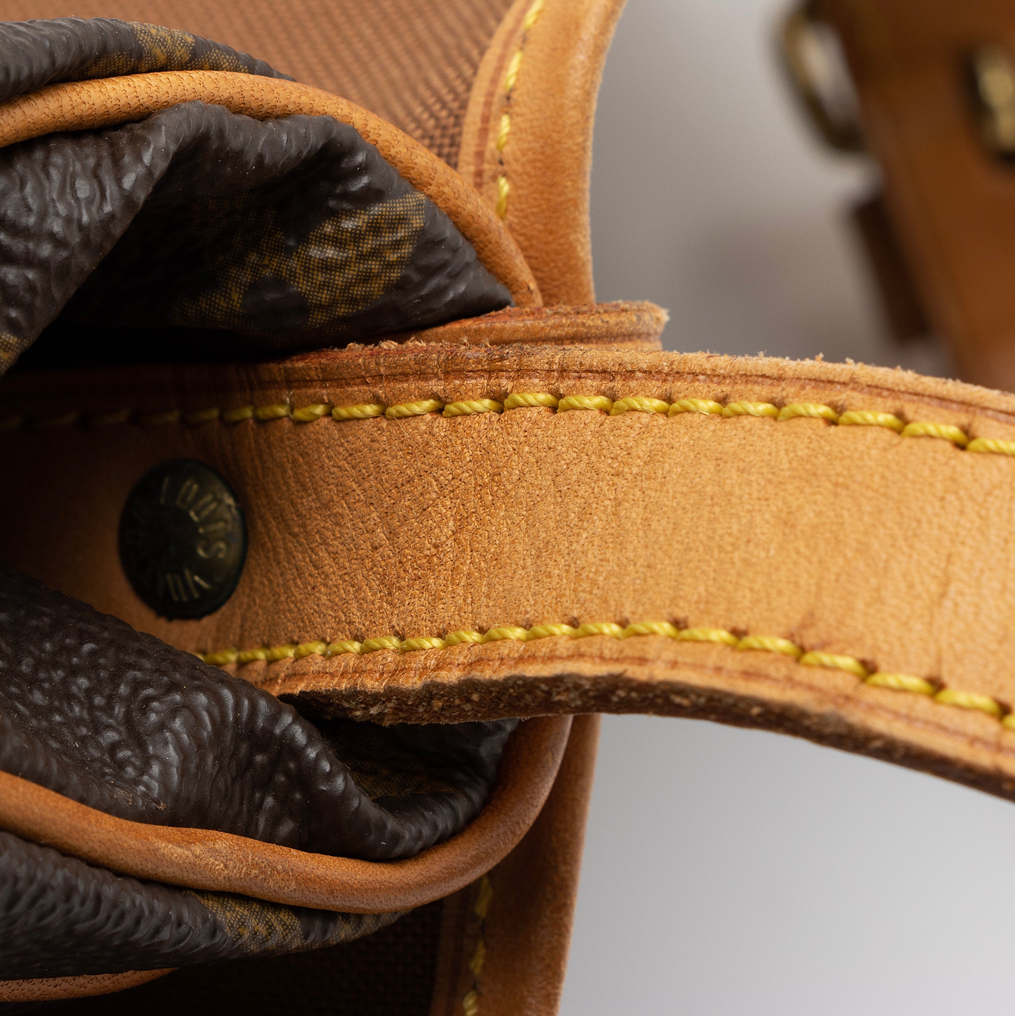 Louis Vuitton Vintage Monogram Canvas Saumur 30 Messenger Bag (SHF-F6ygbP)