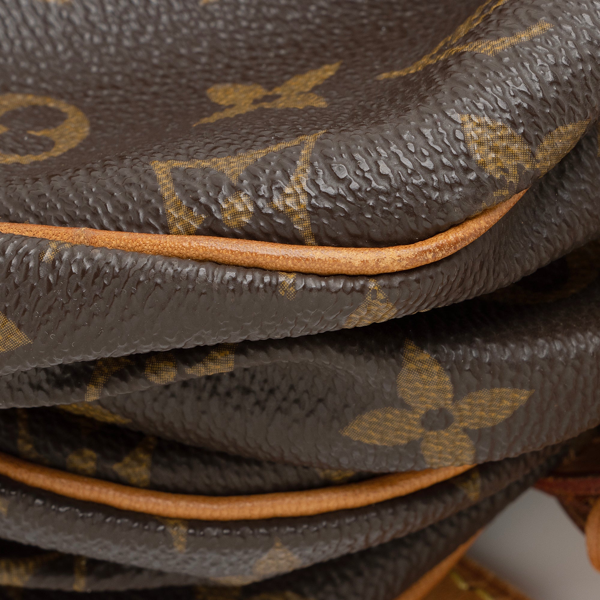 Louis Vuitton Vintage Monogram Canvas Saumur 30 Messenger Bag (SHF-F6ygbP)