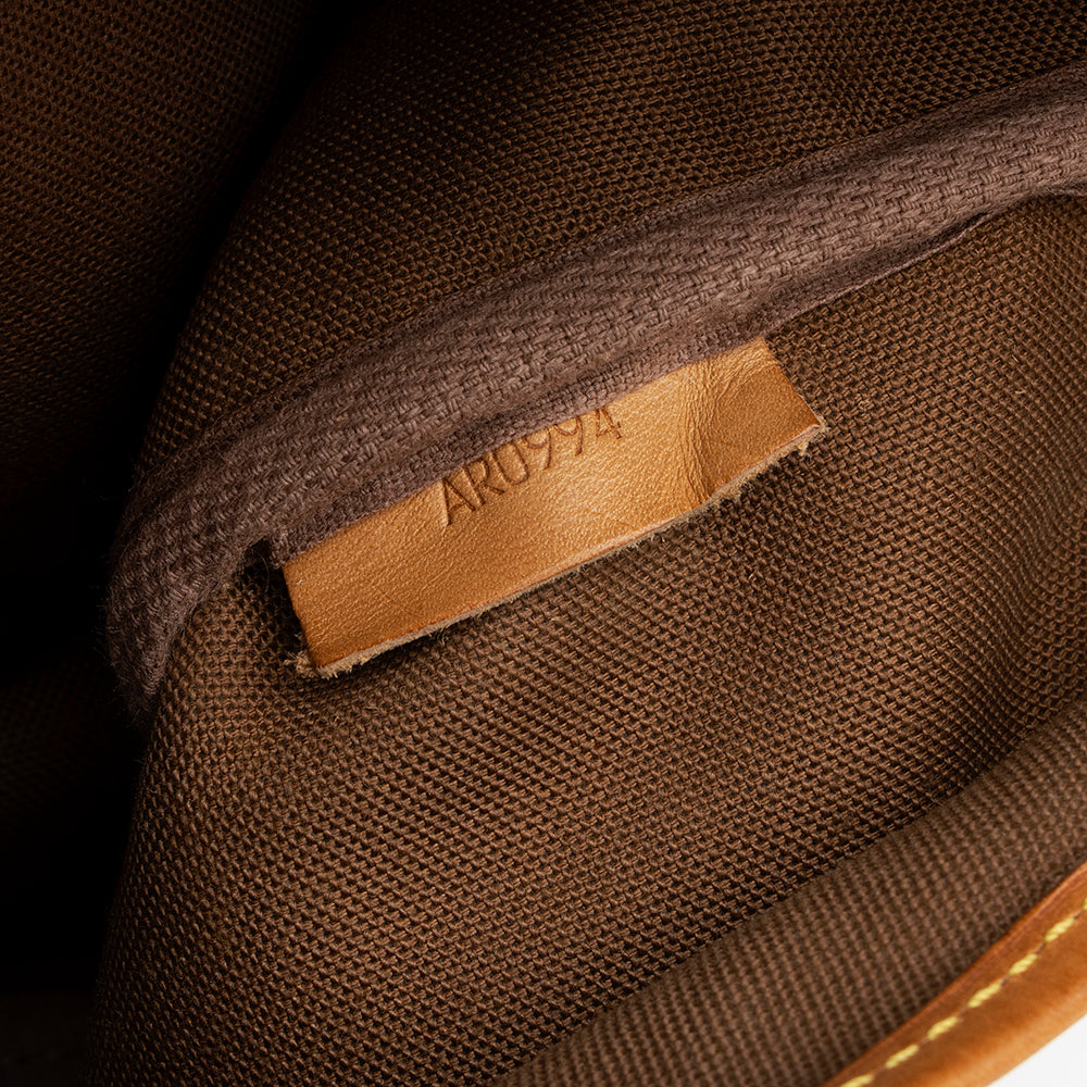 Louis Vuitton Vintage Monogram Canvas Saumur 35 Messenger Bag (SHF-18385)