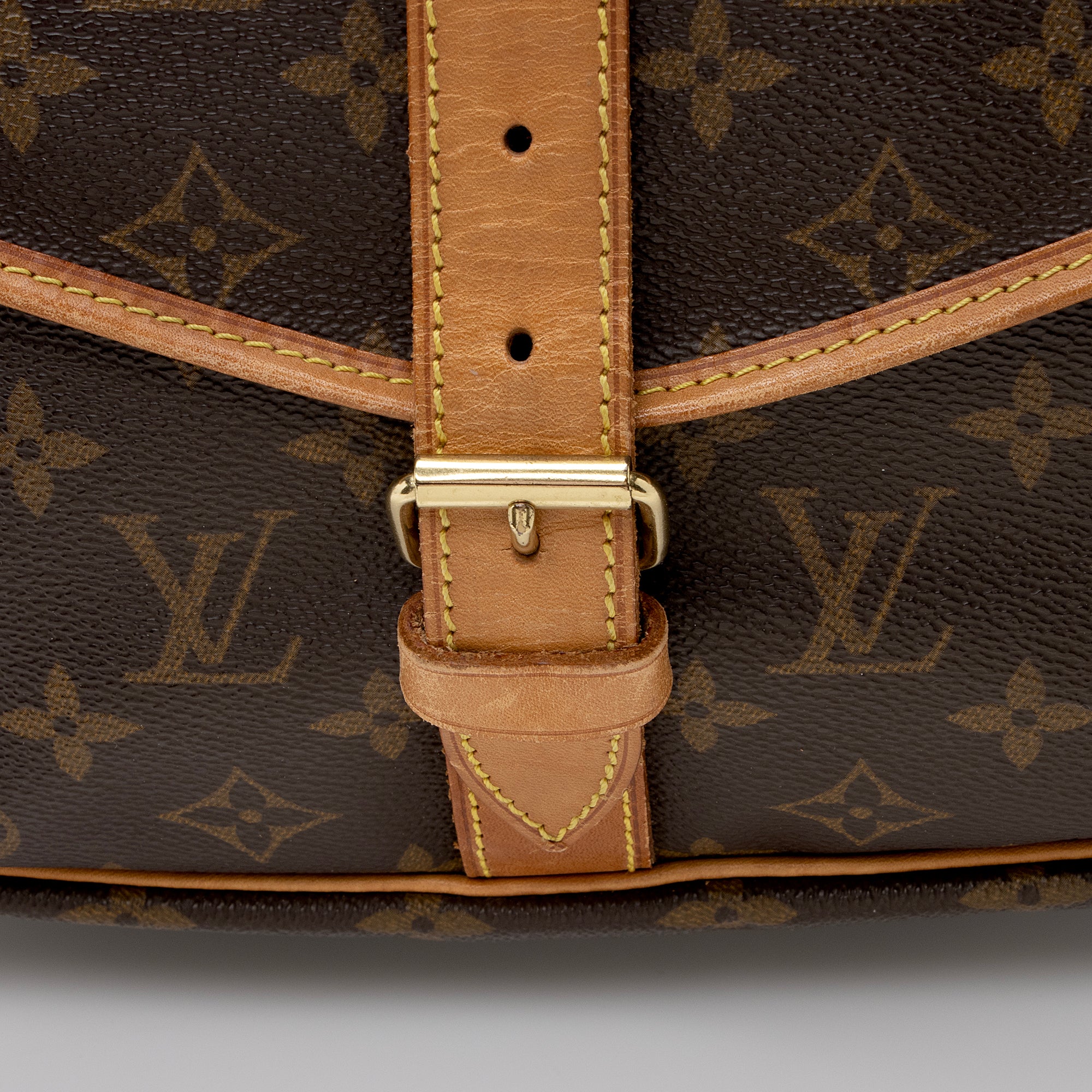 Louis Vuitton Vintage Monogram Canvas Saumur 35 Messenger Bag (SHF-22921)
