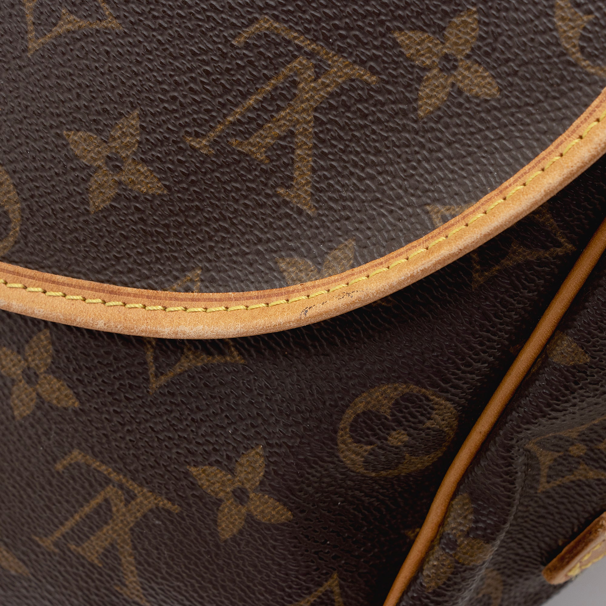Louis Vuitton Vintage Monogram Canvas Saumur 35 Messenger Bag (SHF-22921)