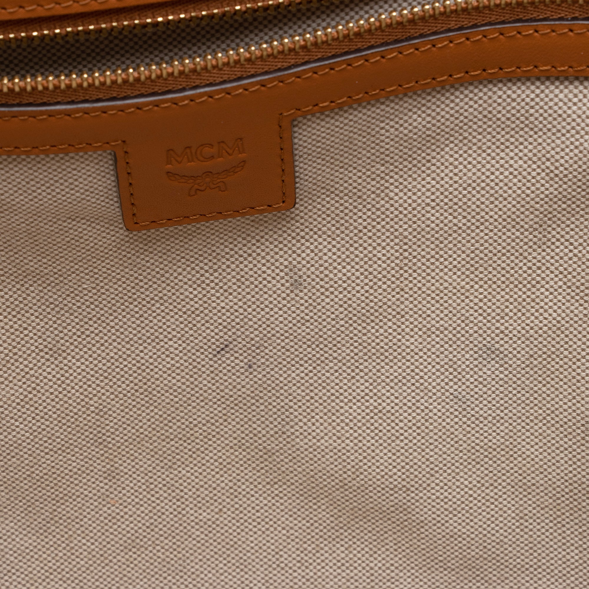 MCM VIsetos Aren Medium Shopper Tote (SHF-bhHEId)