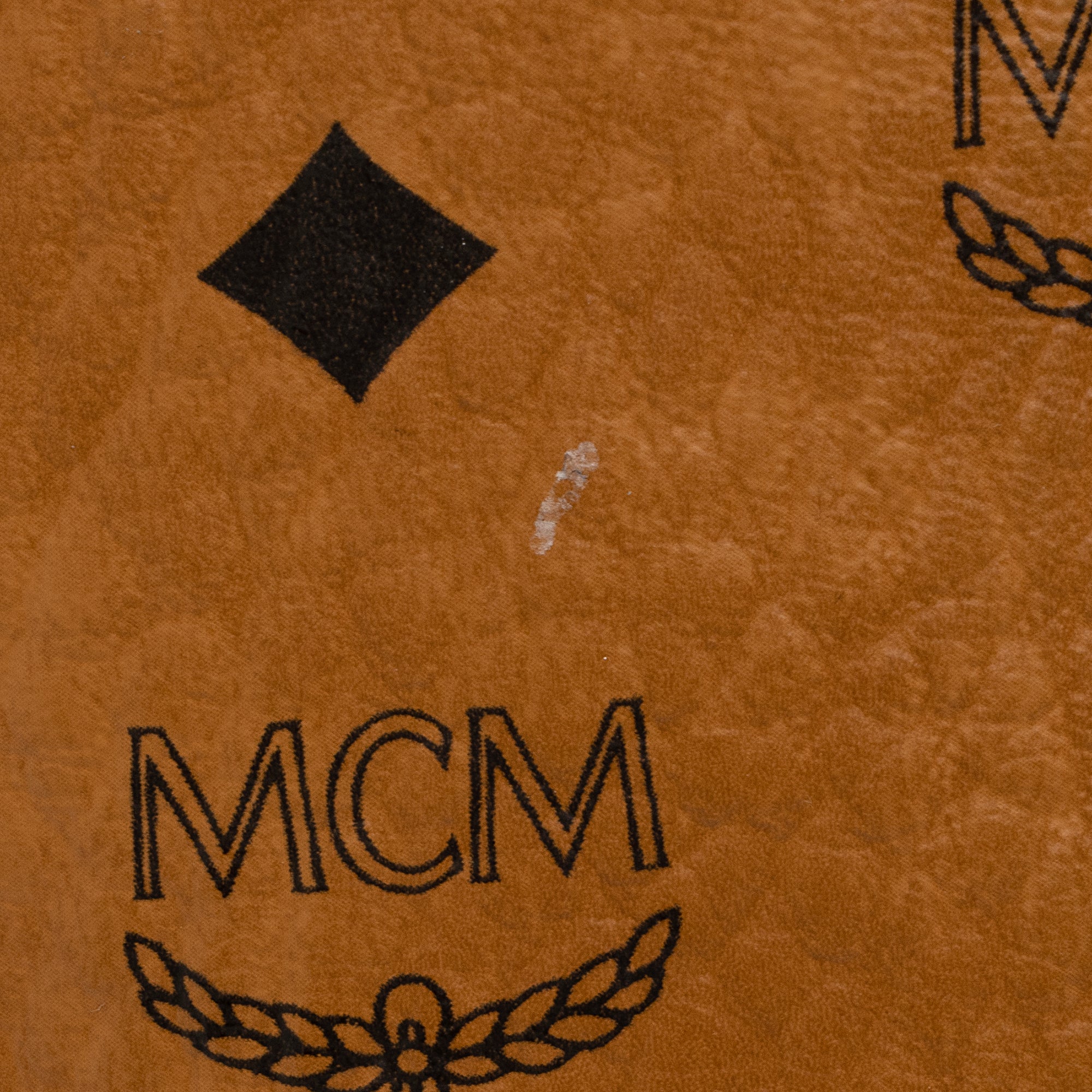 MCM VIsetos Aren Medium Shopper Tote (SHF-bhHEId)