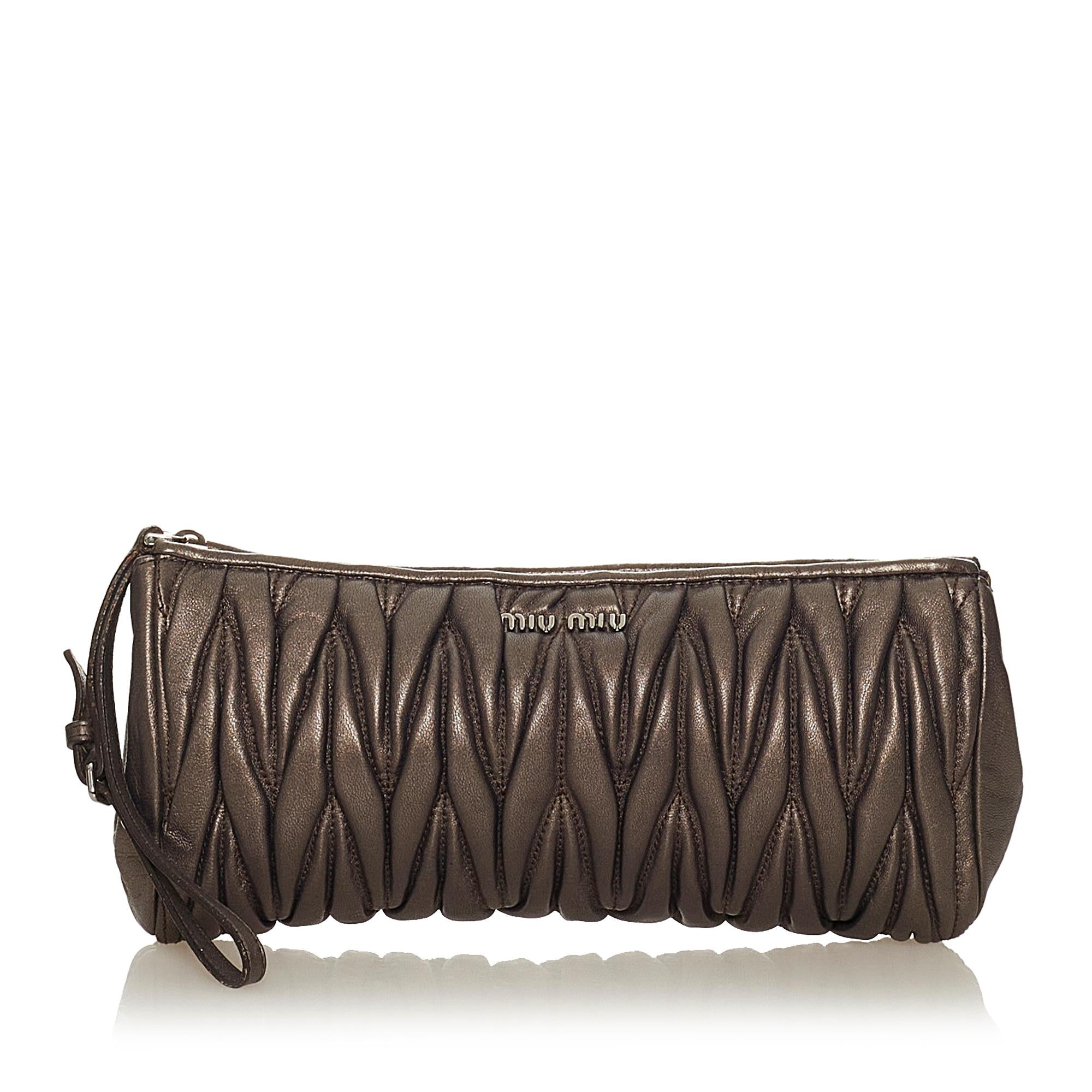 Miu Miu Matelasse Leather Clutch Bag (SHG-27316)