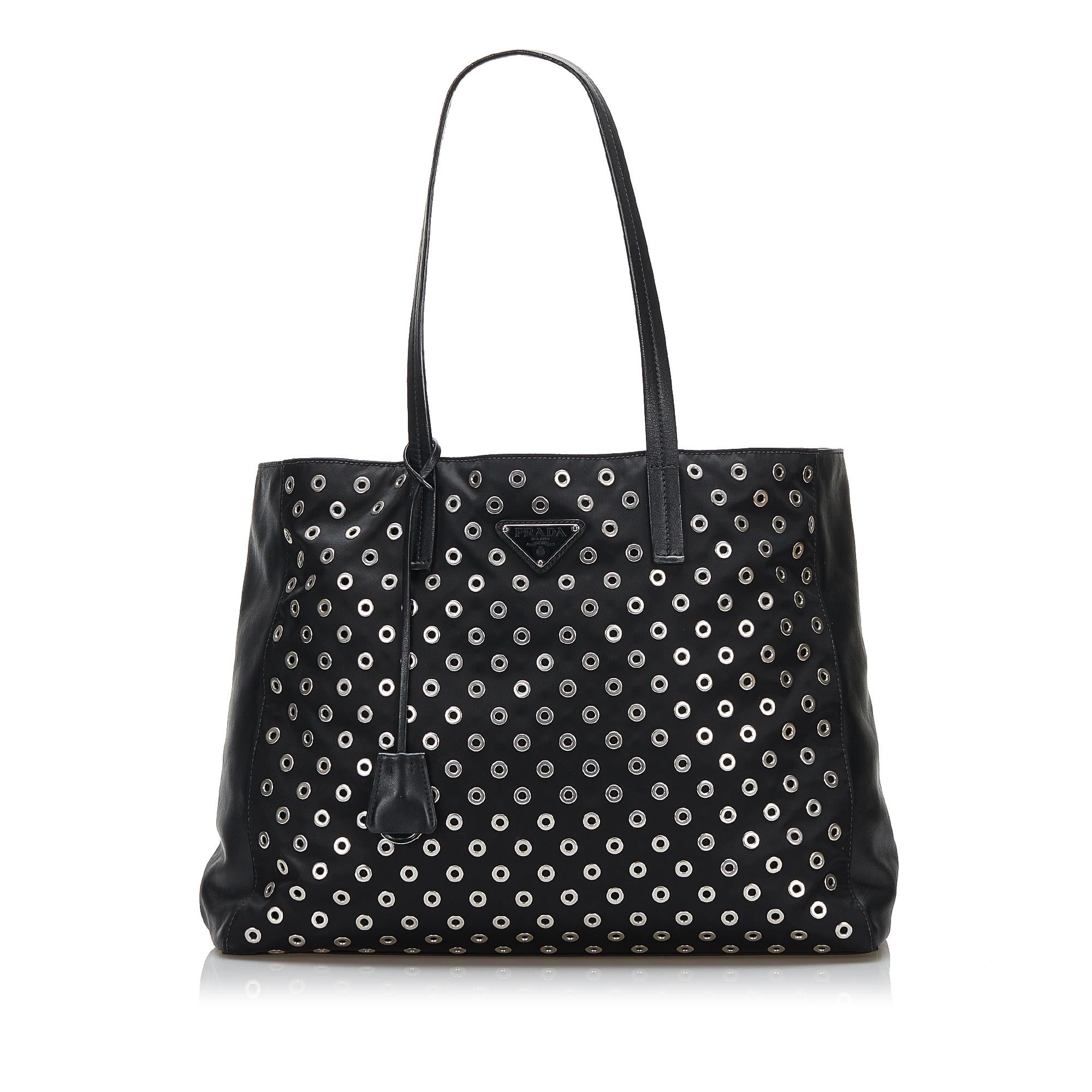 Prada Grommet Tessuto Tote (SHG-HPEKAR)