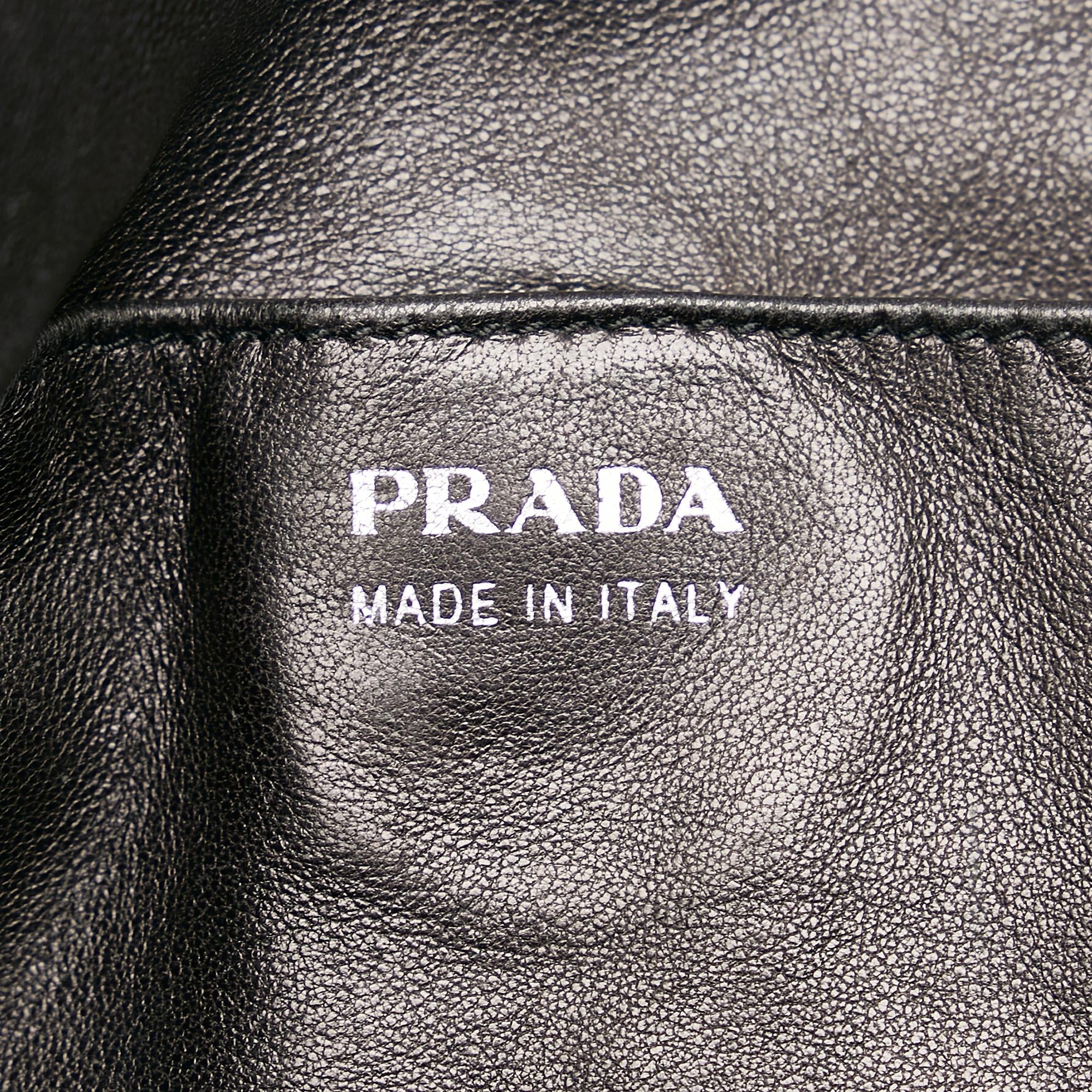 Prada Grommet Tessuto Tote (SHG-HPEKAR)