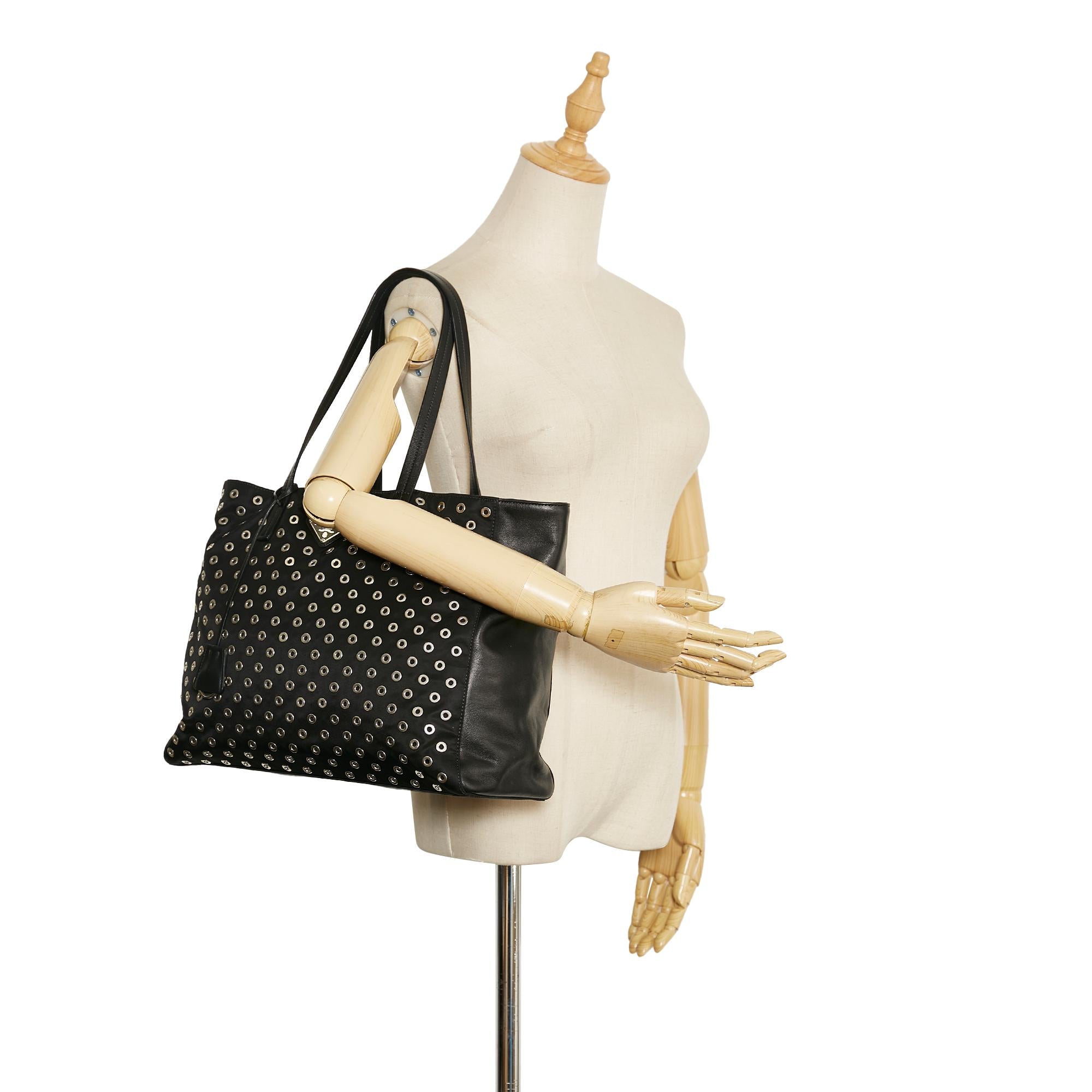 Prada Grommet Tessuto Tote (SHG-HPEKAR)