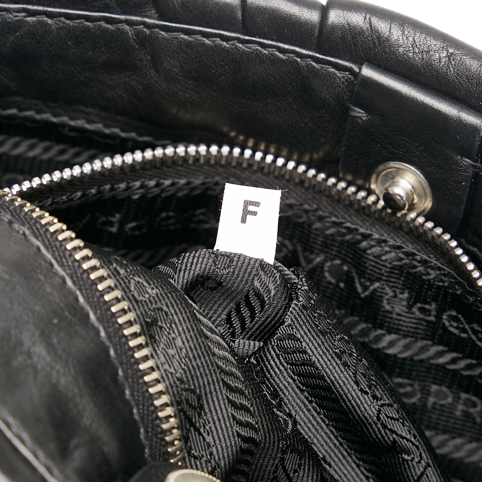 Prada Leather Handbag (SHG-nn7VSS)