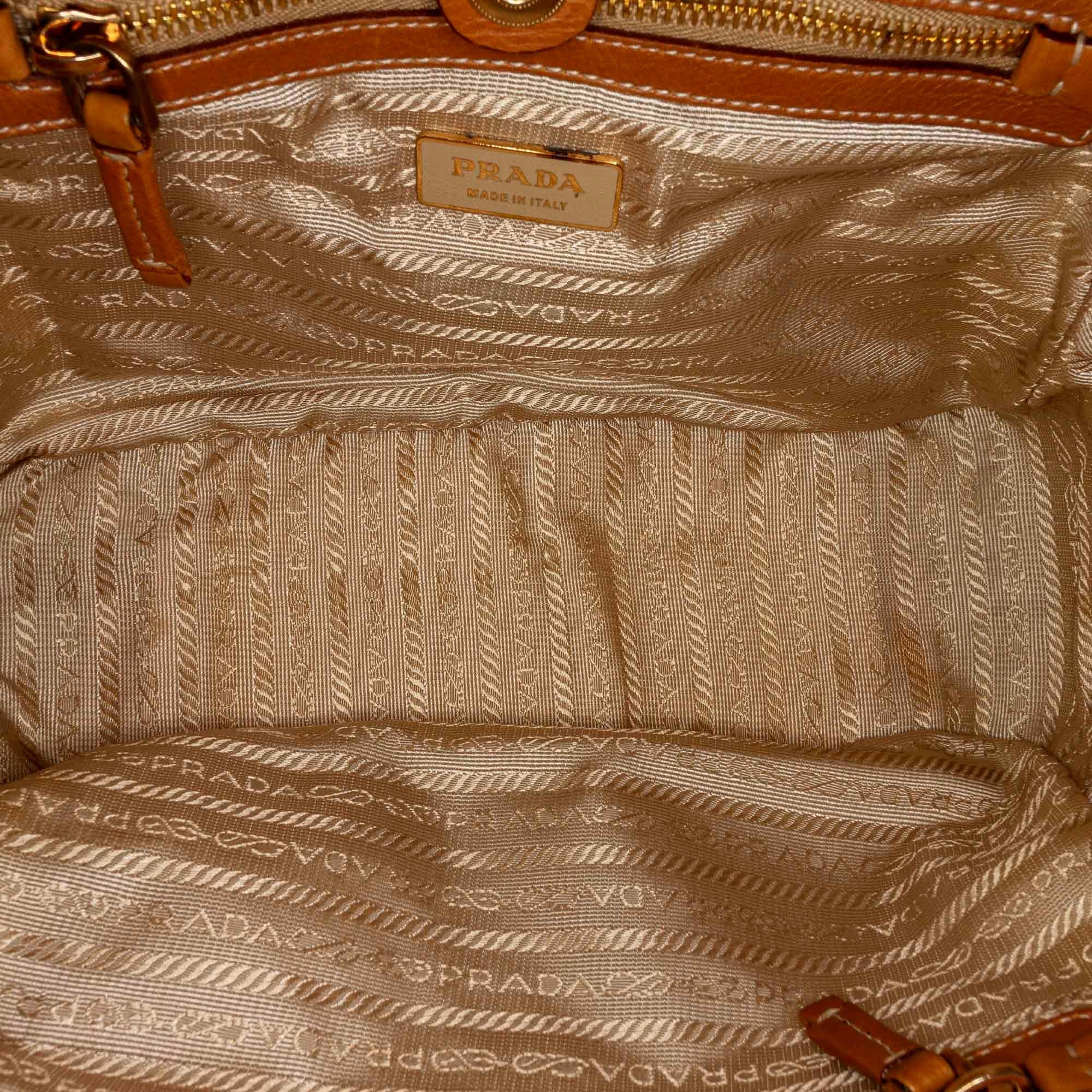 Prada Leather Shoulder bag (SHG-32133)