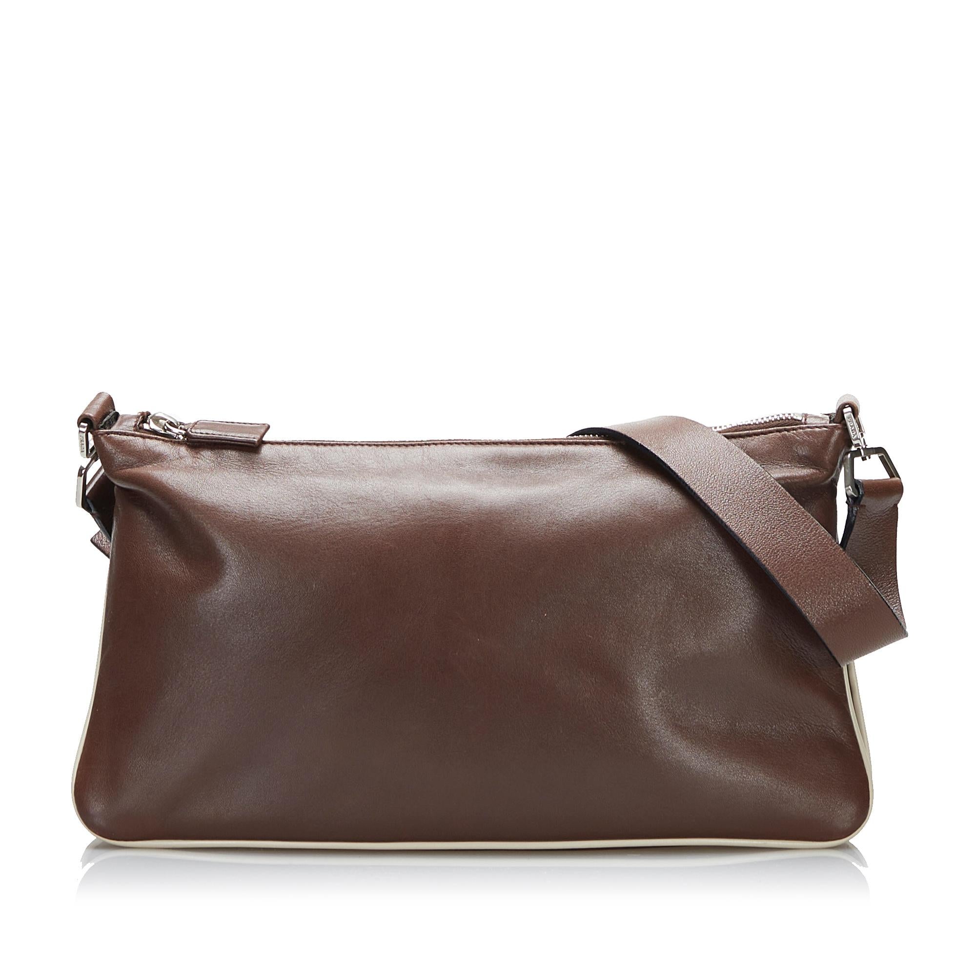 Prada Leather Shoulder bag (SHG-ySalan)