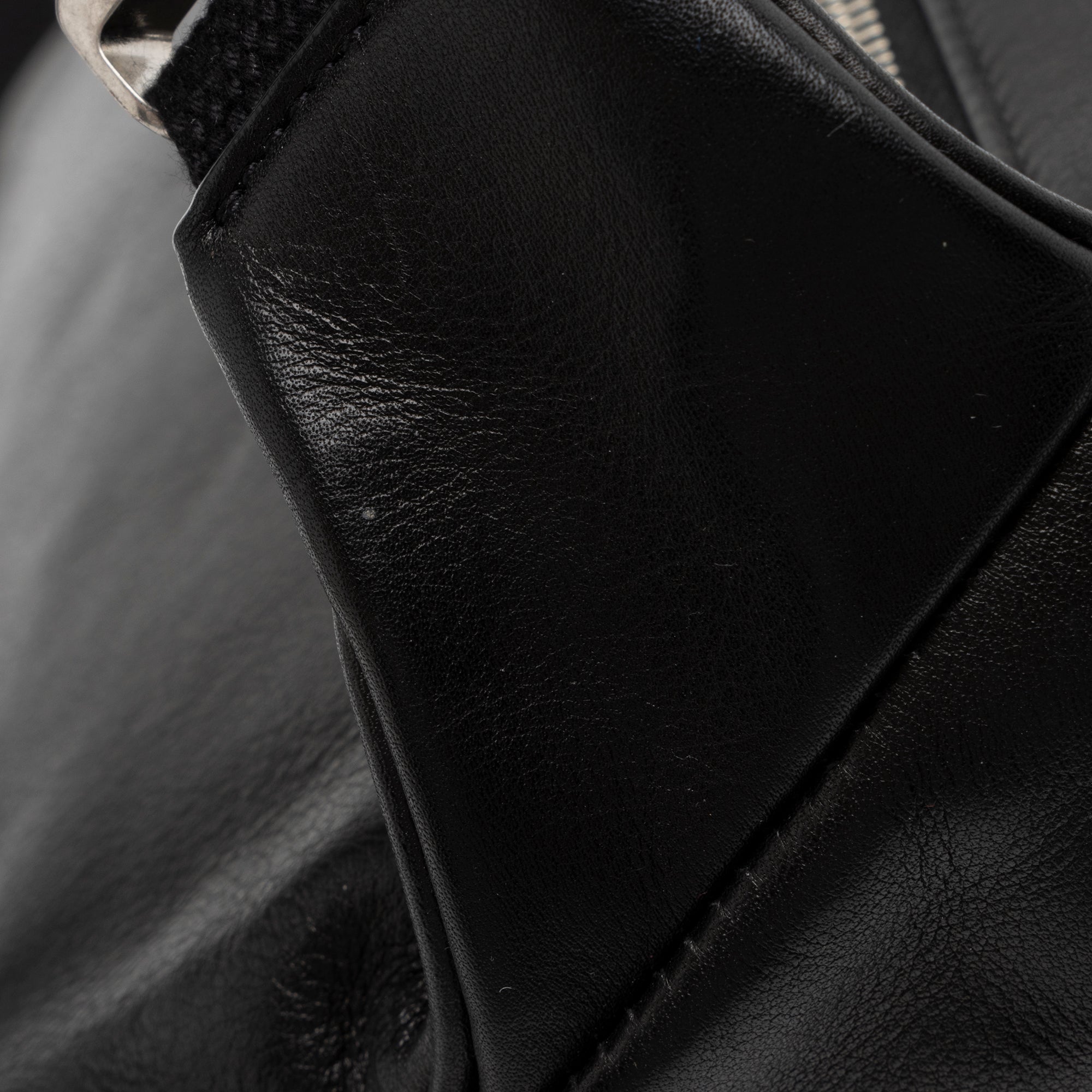 Saint Laurent Soft Calfskin Logo Classic Zipped Crossbody Belt Bag (SHF-518wkT)