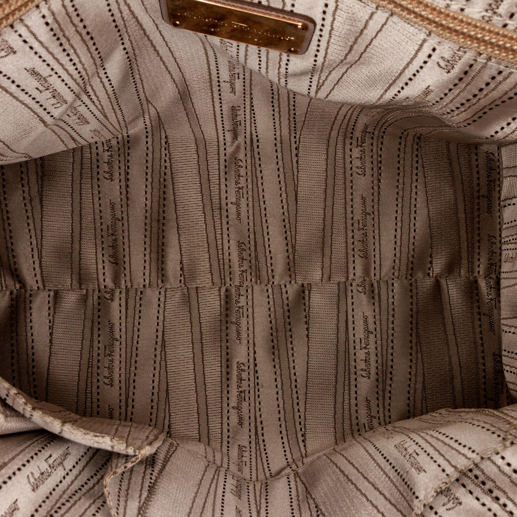 Salvatore Ferragamo Gancini Handbag (SHG-bD4CJL)