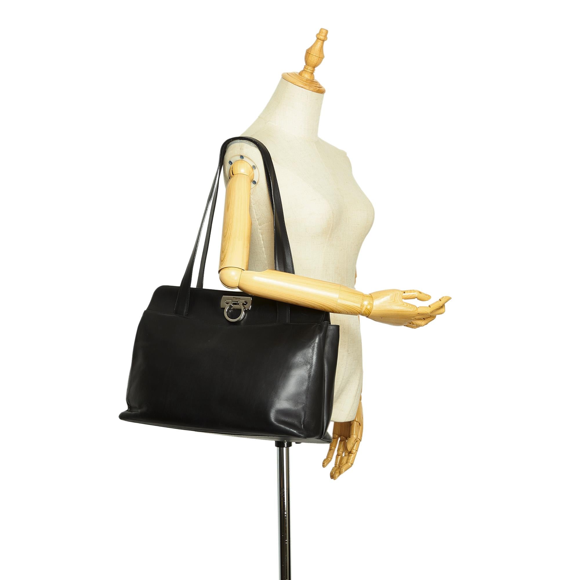Salvatore Ferragamo Gancini Leather Shoulder Bag (SHG-31532)