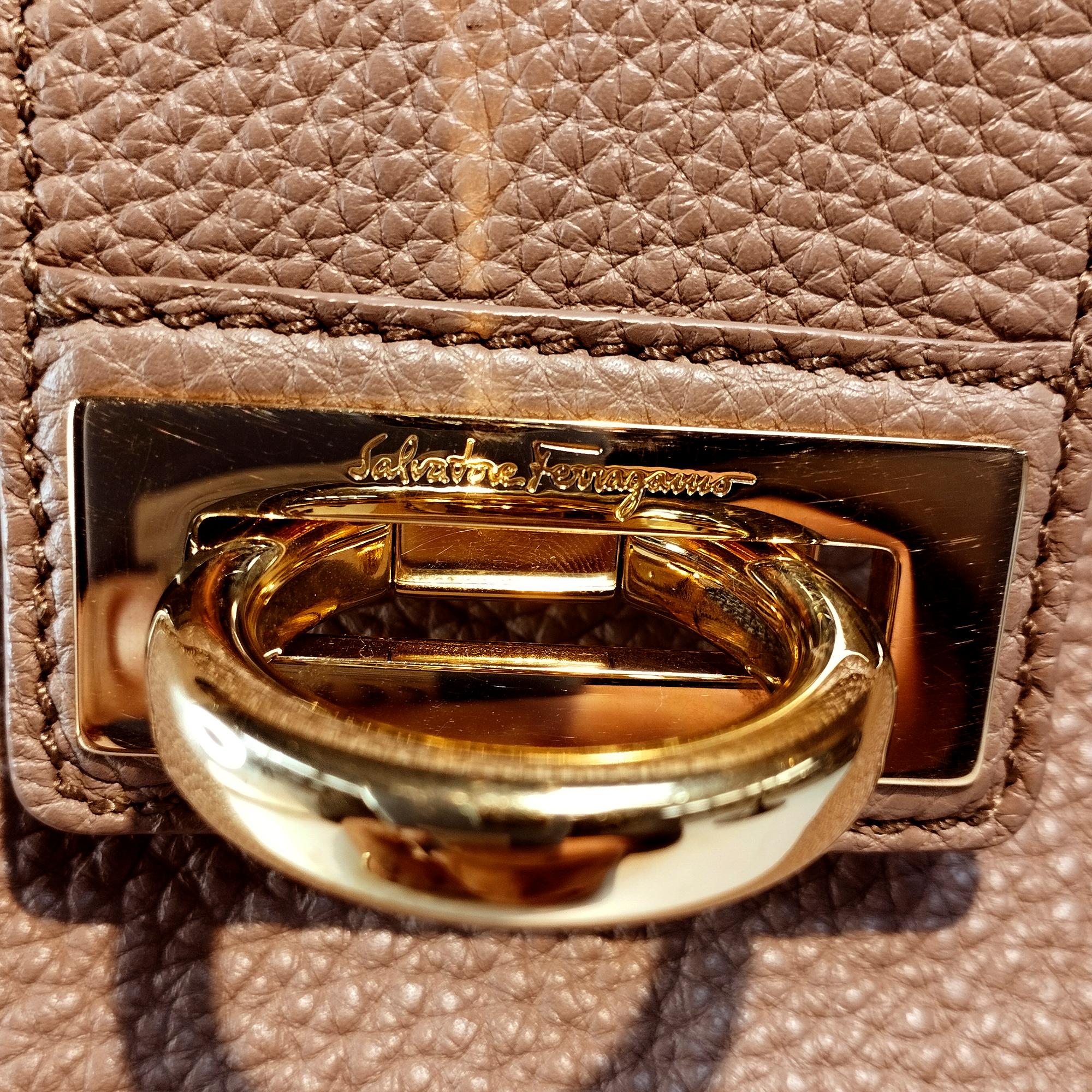 Salvatore Ferragamo Large Fanisa Hobo Bag (SHG-hXjCch)