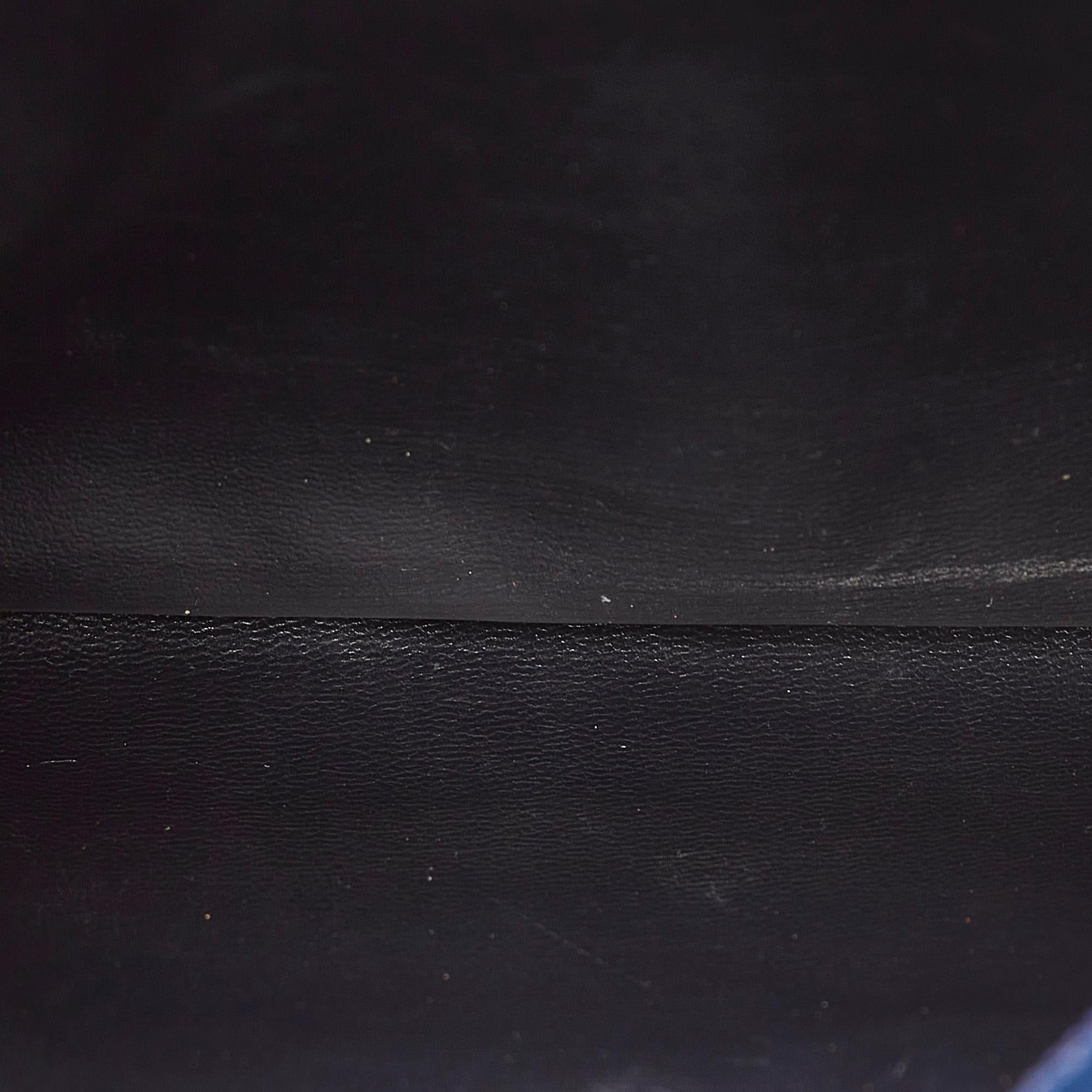 Salvatore Ferragamo Leather Crossbody Bag (SHG-25526)