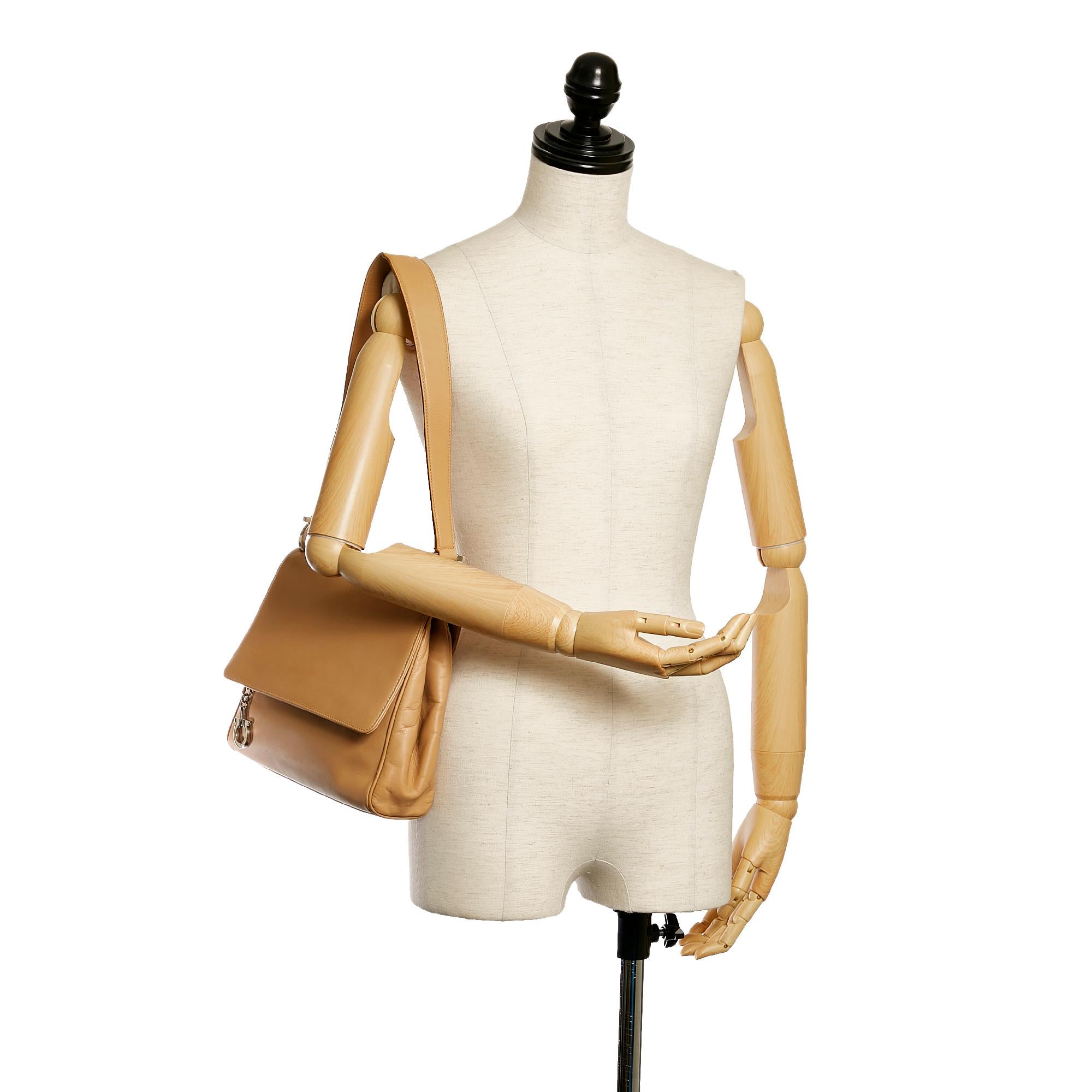 Salvatore Ferragamo Leather Shoulder Bag (SHG-31491)