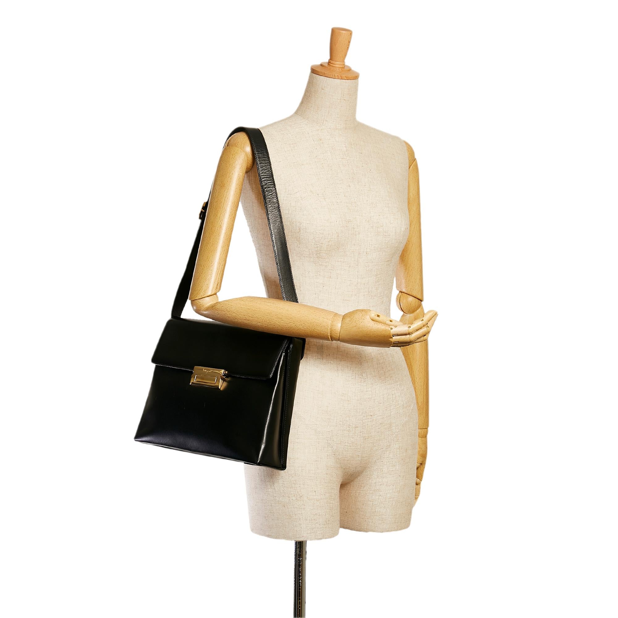 Salvatore Ferragamo Leather Shoulder Bag (SHG-34919)