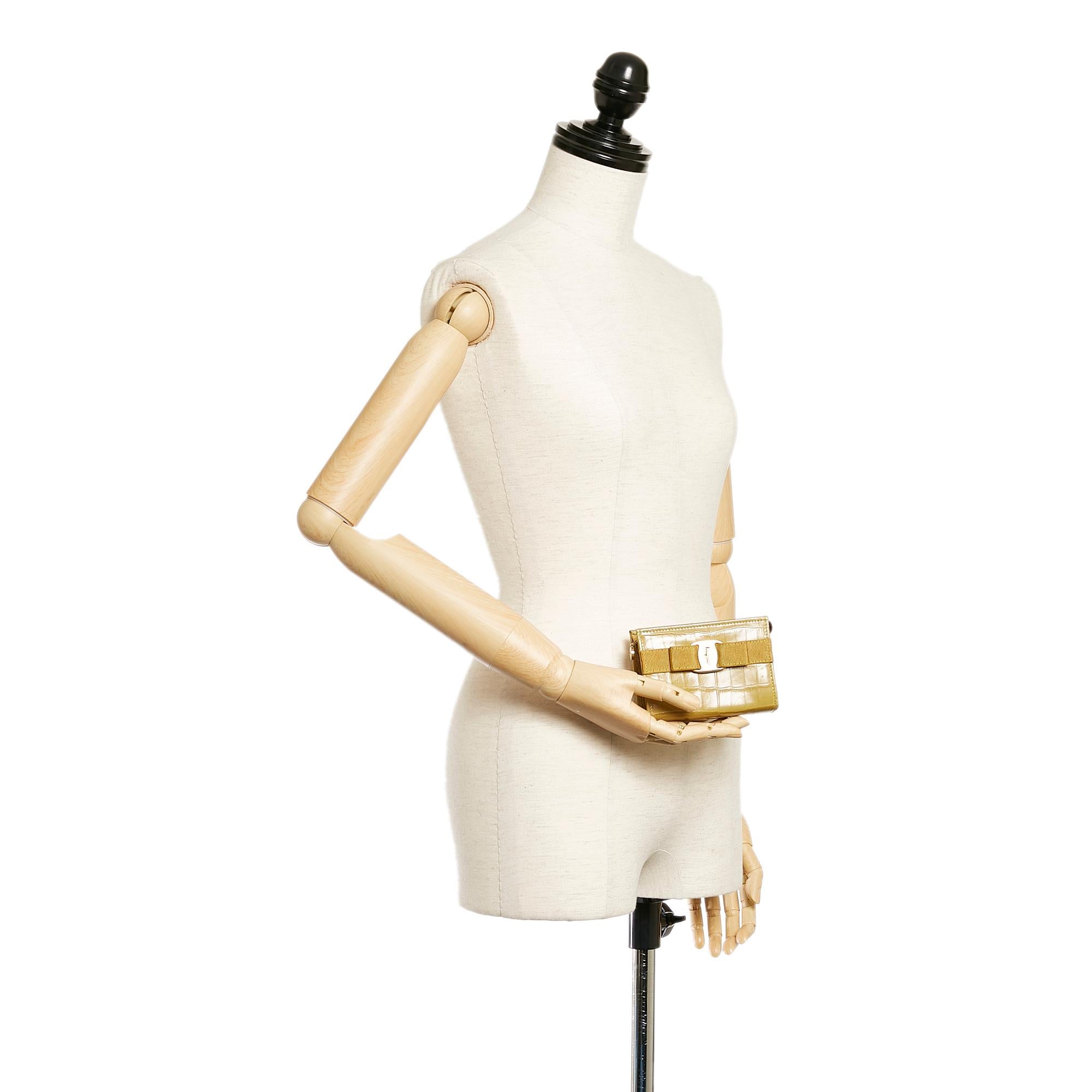 Salvatore Ferragamo Vara Leather Coin Pouch (SHG-27816)