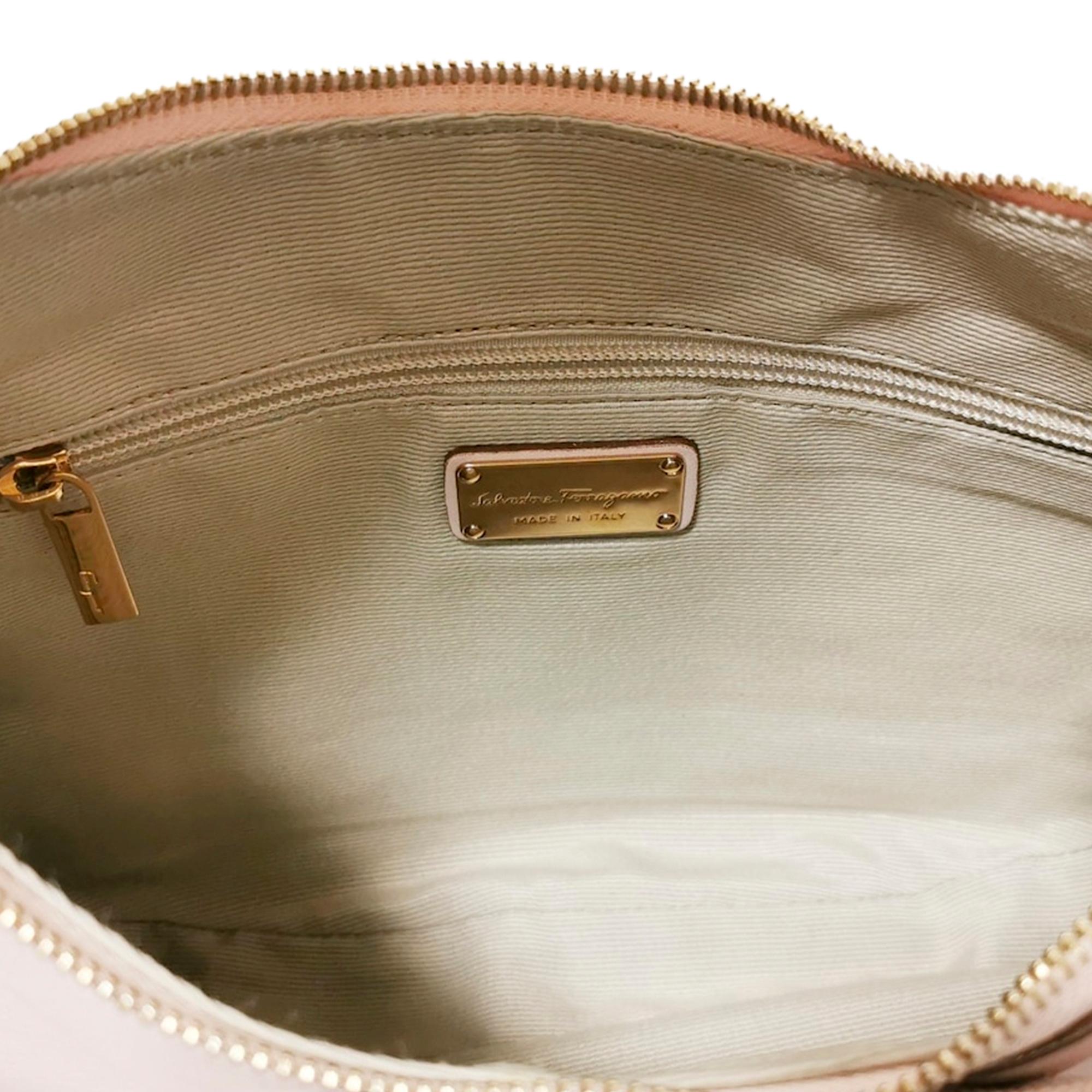 Salvatore Ferragamo Vara Leather Shoulder Bag (SHG-32427)