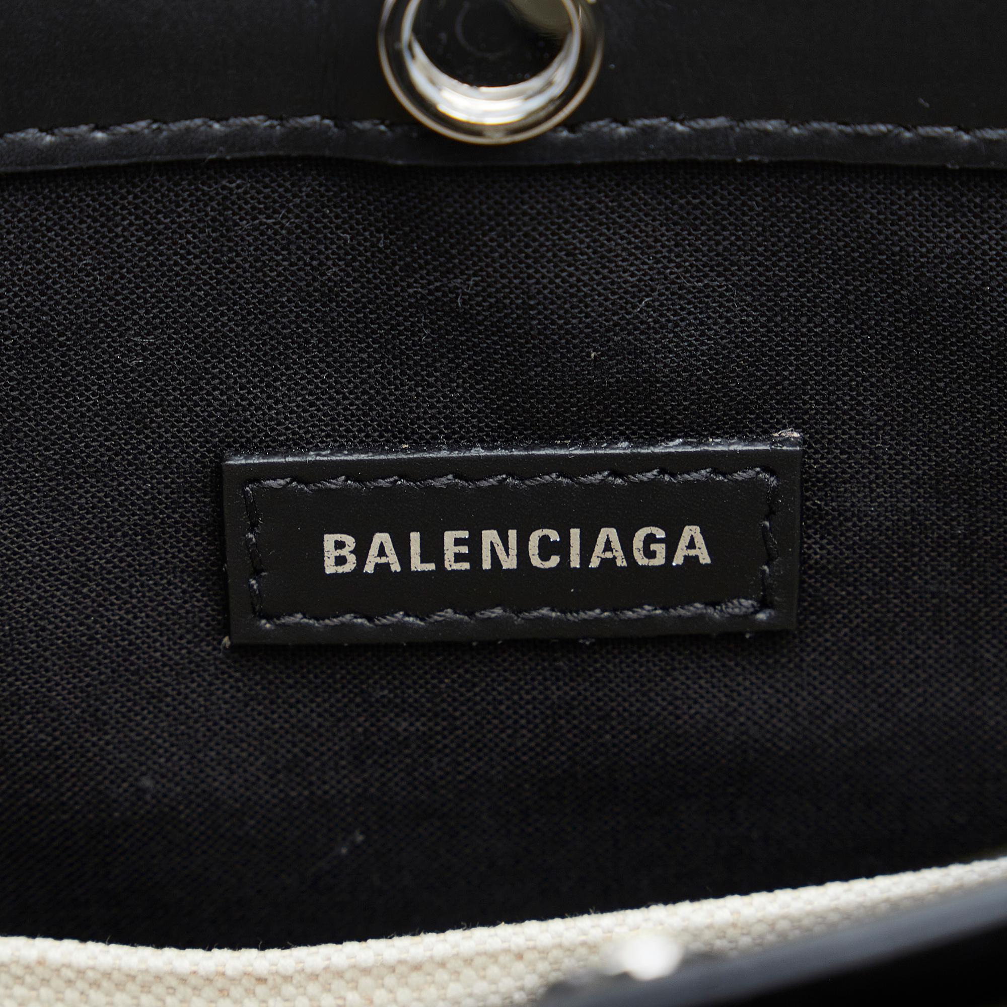 Balenciaga Navy Pochette M Crossbody (SHG-vvllwg)