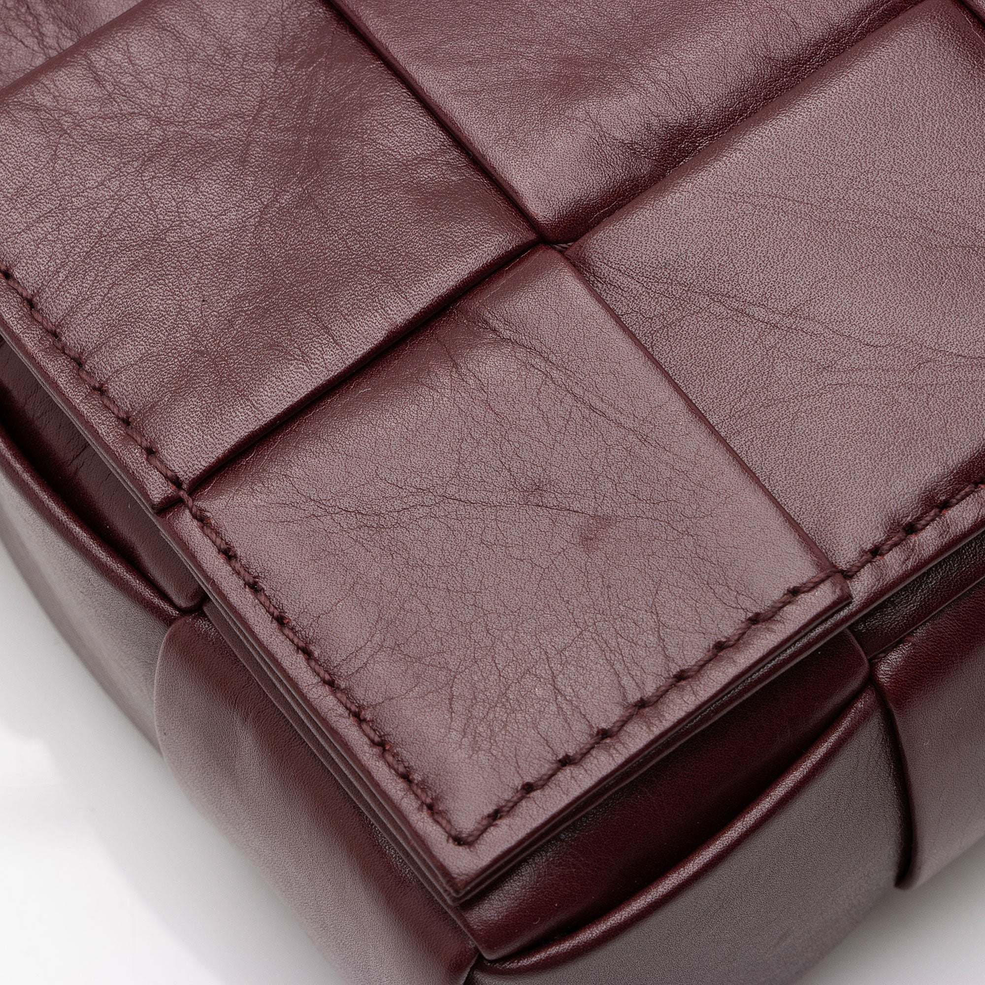 Bottega Veneta Distressed Calfskin Cassette Small Crossbody Bag (SHF-K6GzFo)