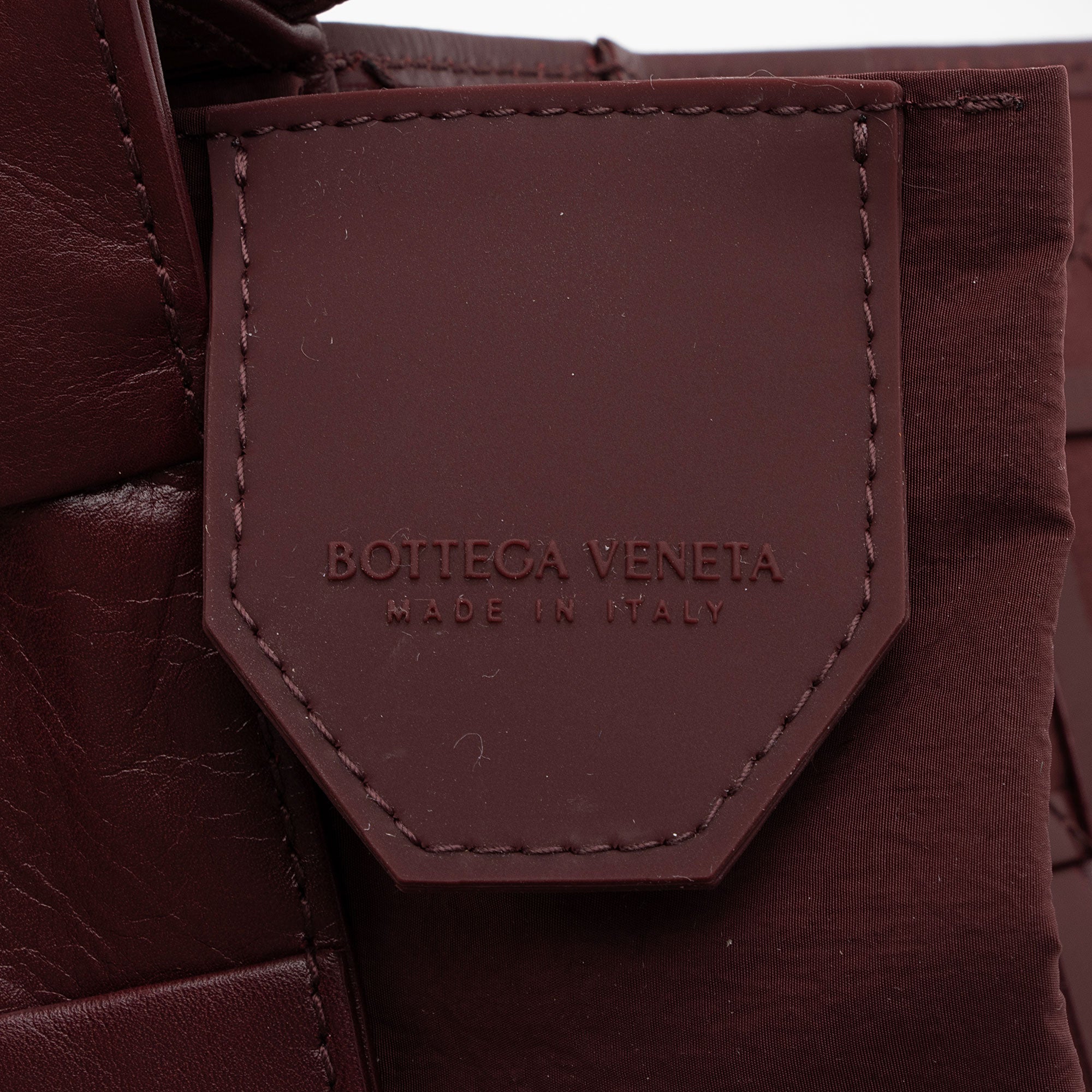 Bottega Veneta Distressed Calfskin Cassette Small Crossbody Bag (SHF-K6GzFo)