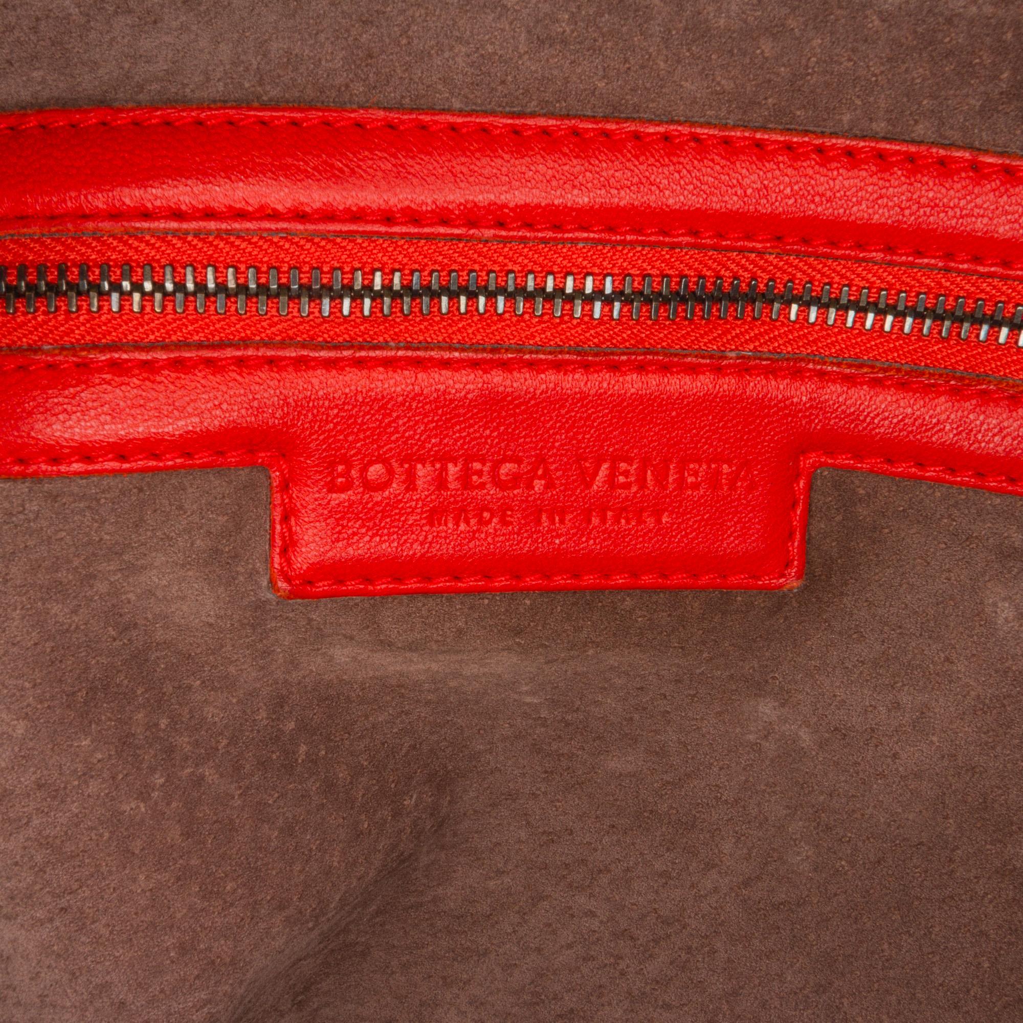 Bottega Veneta Intrecciato Maxi Convertible Tote (SHG-BygT86)