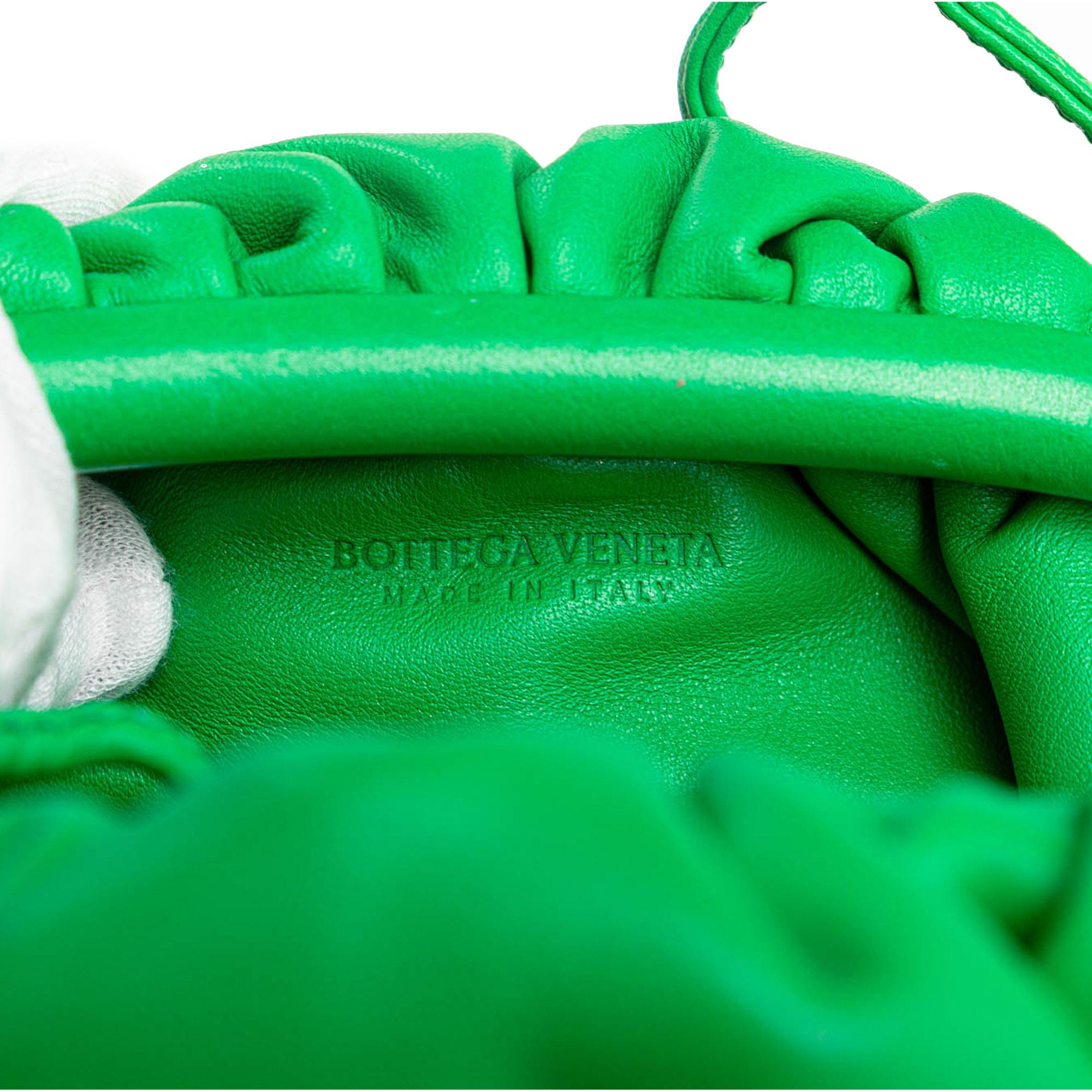 Bottega Veneta Lambskin The Mini Pouch (SHG-QJXfuU)