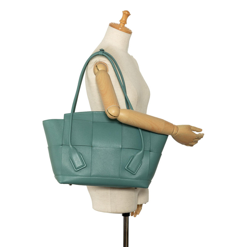 Bottega Veneta Large Maxi Intrecciato The Arco Tote Bag (SHG-y6RMfO)