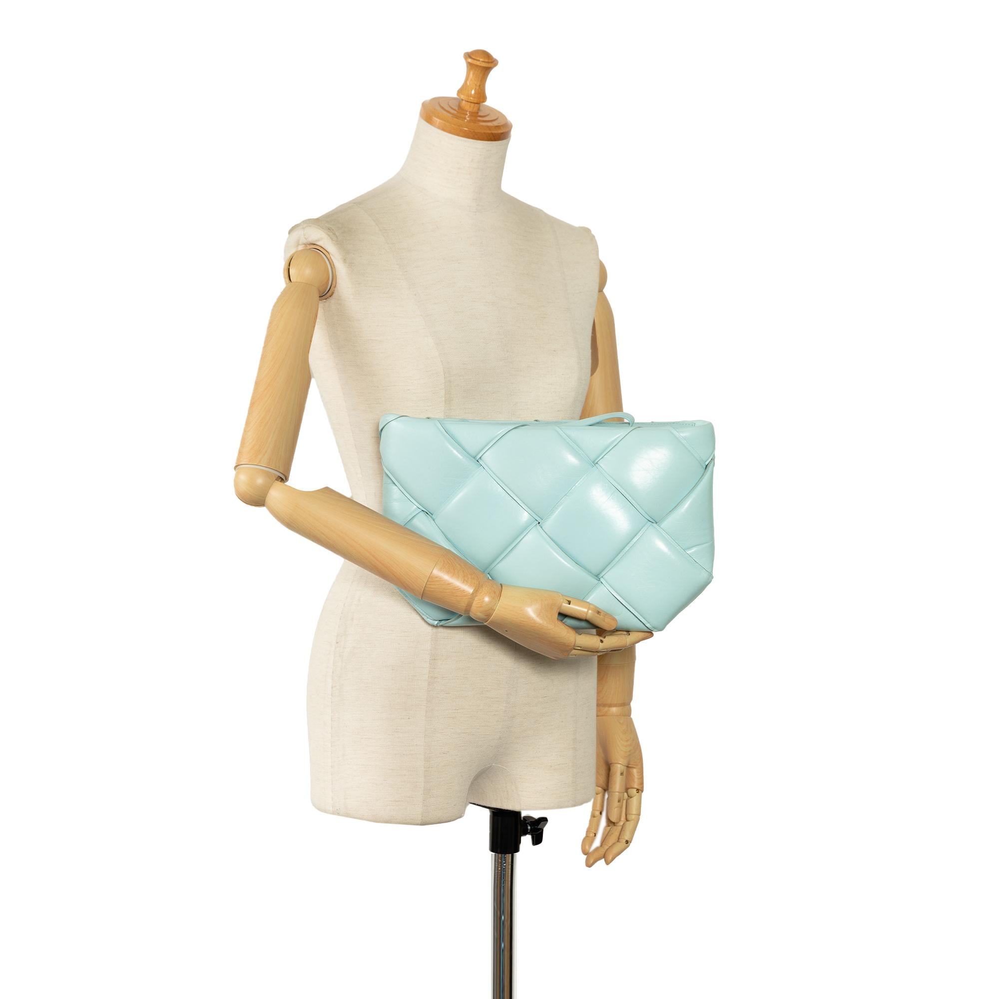 Bottega Veneta Maxi Intrecciato Padded Pouch (SHG-sieLdA)