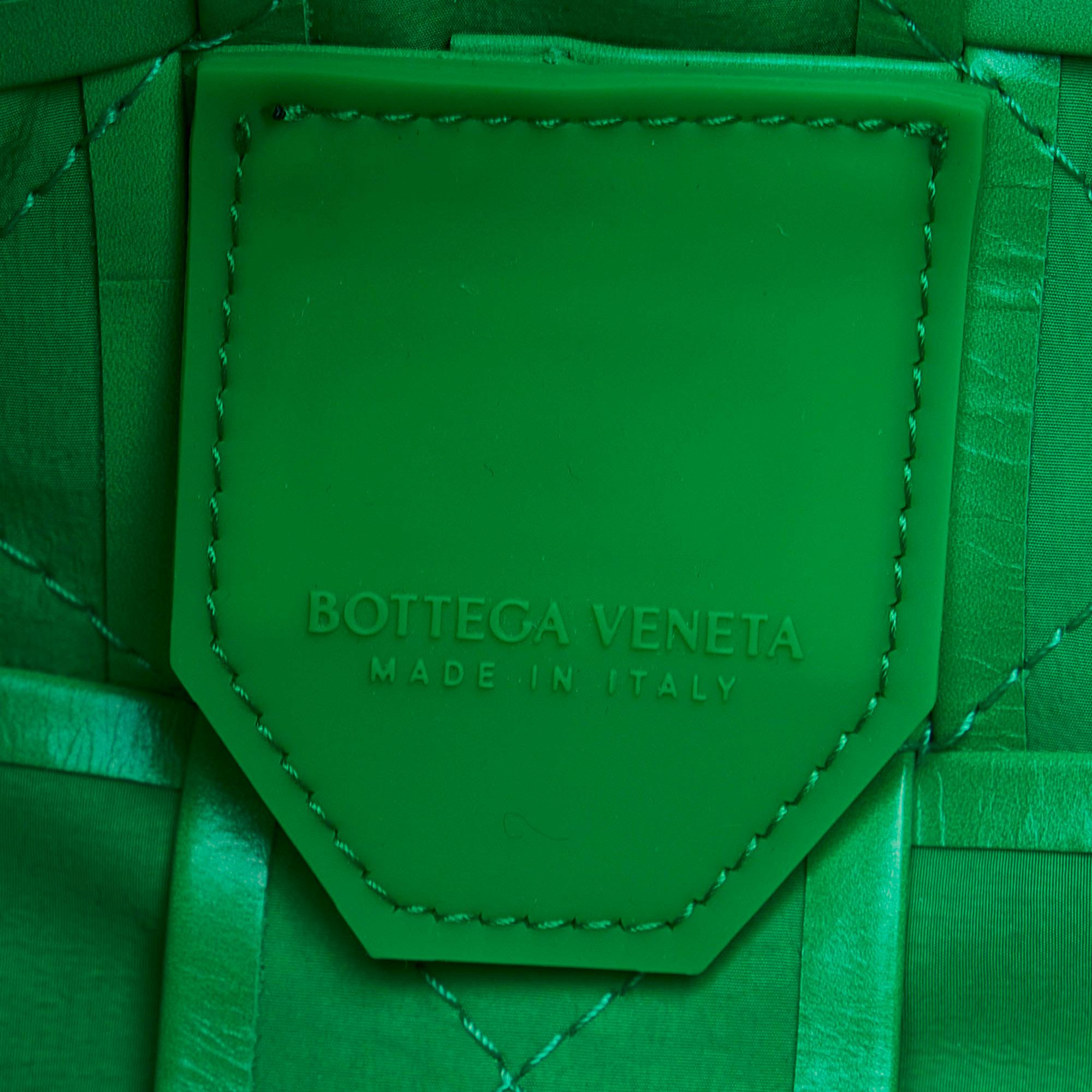 Bottega Veneta Maxi Nappa Intrecciato Cassette Crossbody (SHG-YggedA)