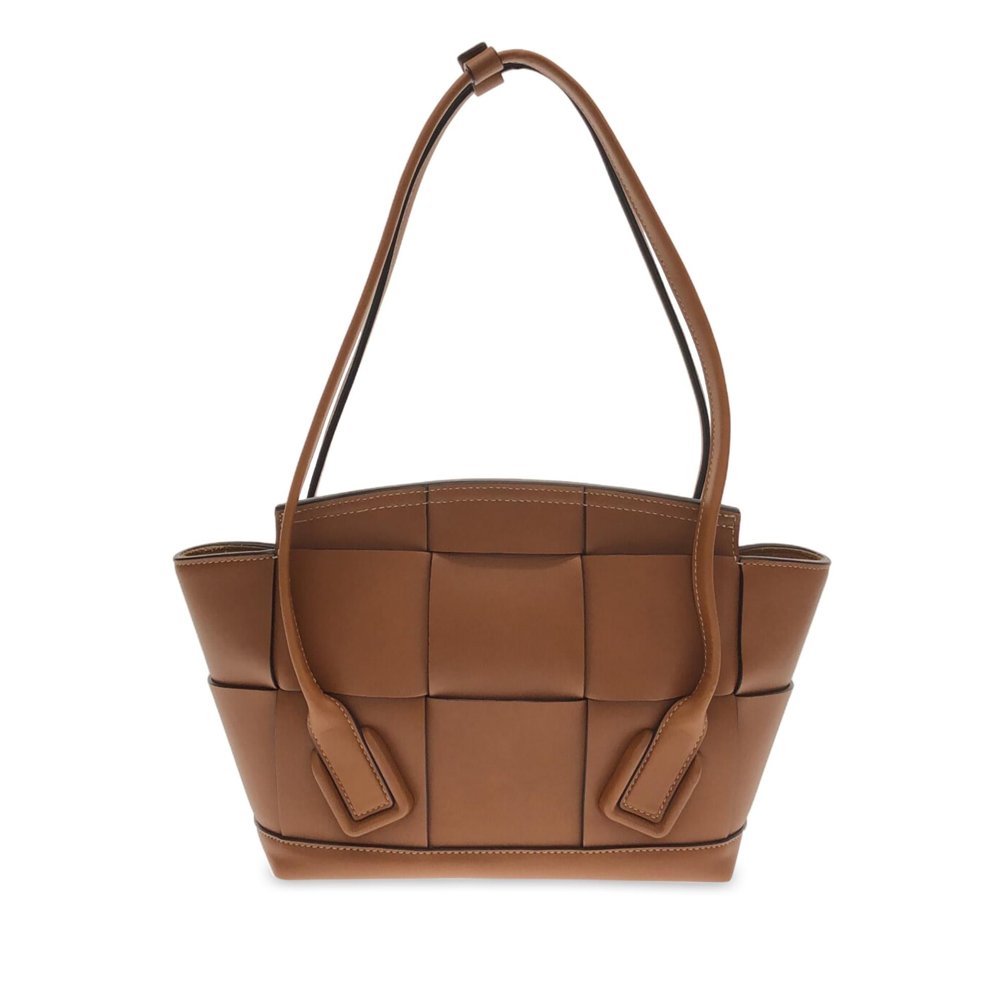 Bottega Veneta Medium Maxi Intrecciato Arco Bag (SHG-6R9Y5V)