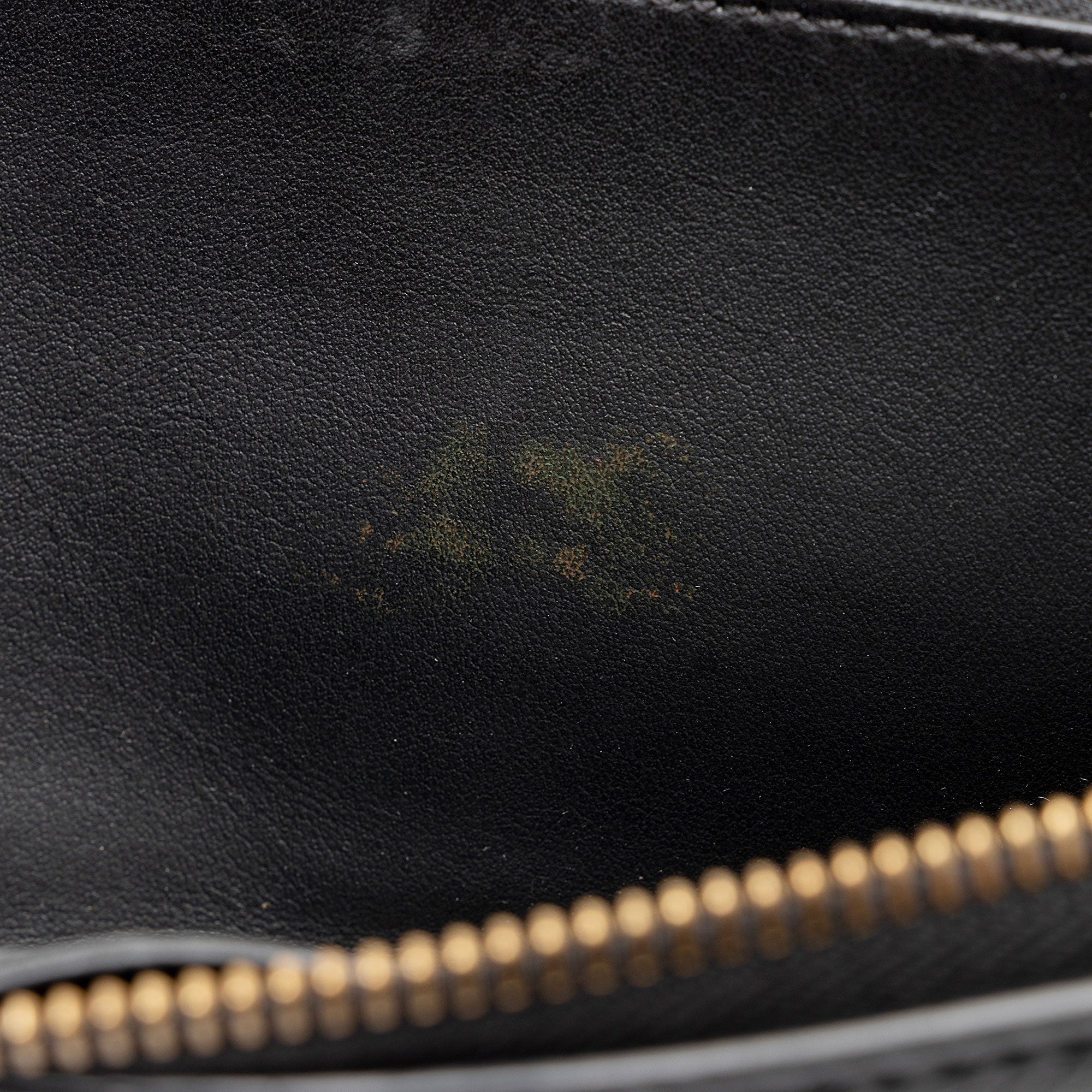 Burberry Embossed Grainy Calfskin Zip Around Wallet (SHF-qMp2HV)