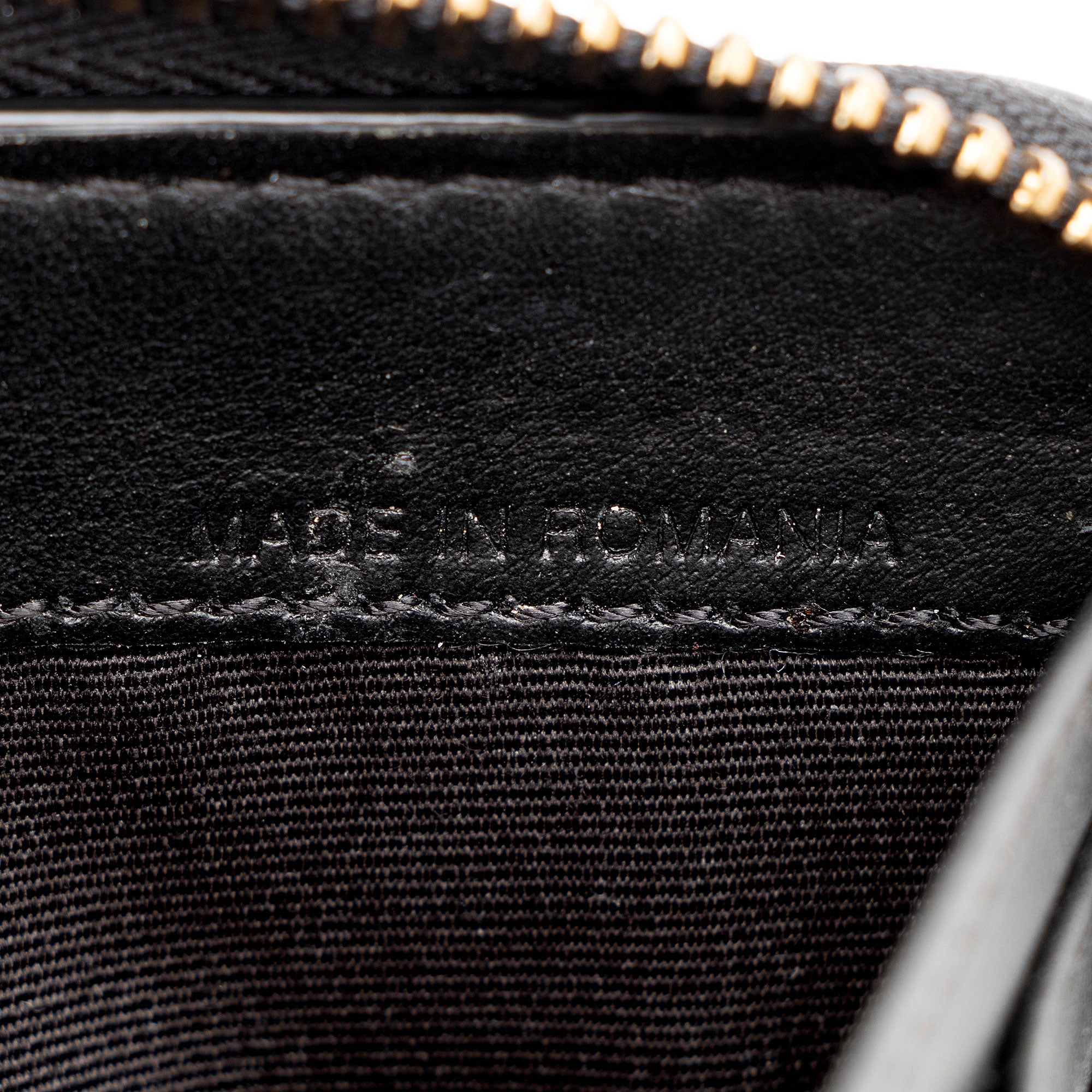 Burberry Embossed Grainy Calfskin Zip Around Wallet (SHF-qMp2HV)