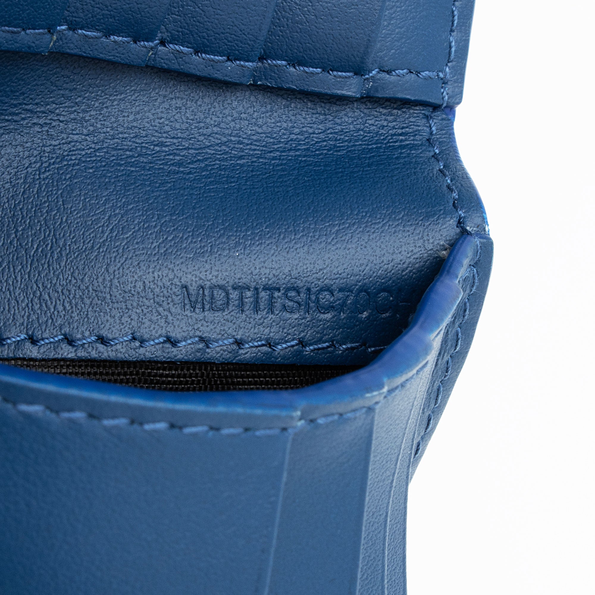 Burberry Grainy Calfskin Embossed Logo Bi-Fold Wallet (SHF-qaekqv)