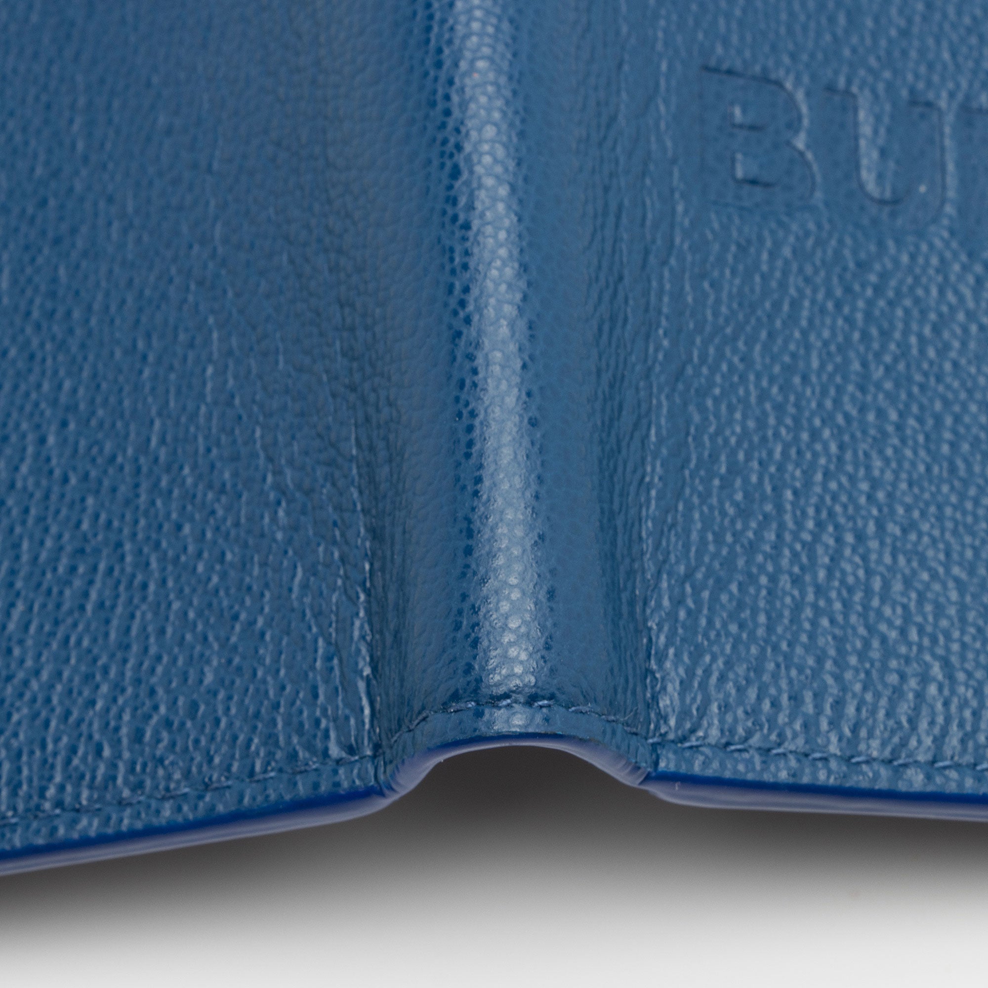 Burberry Grainy Calfskin Embossed Logo Bi-Fold Wallet (SHF-qaekqv)