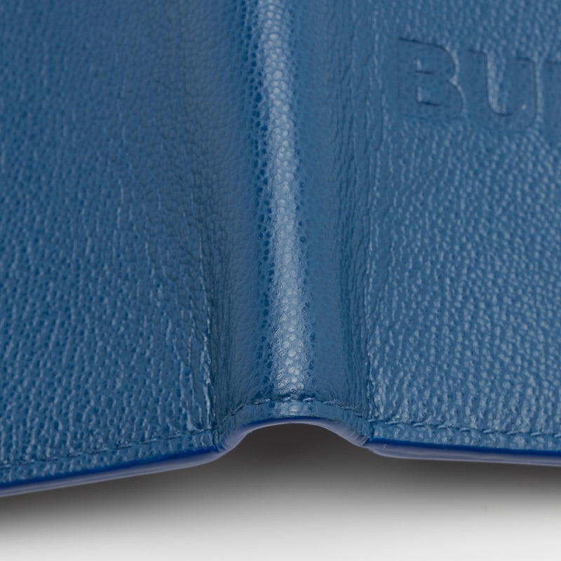 Burberry Grainy Calfskin Embossed Logo Bi-Fold Wallet (SHF-qaekqv)