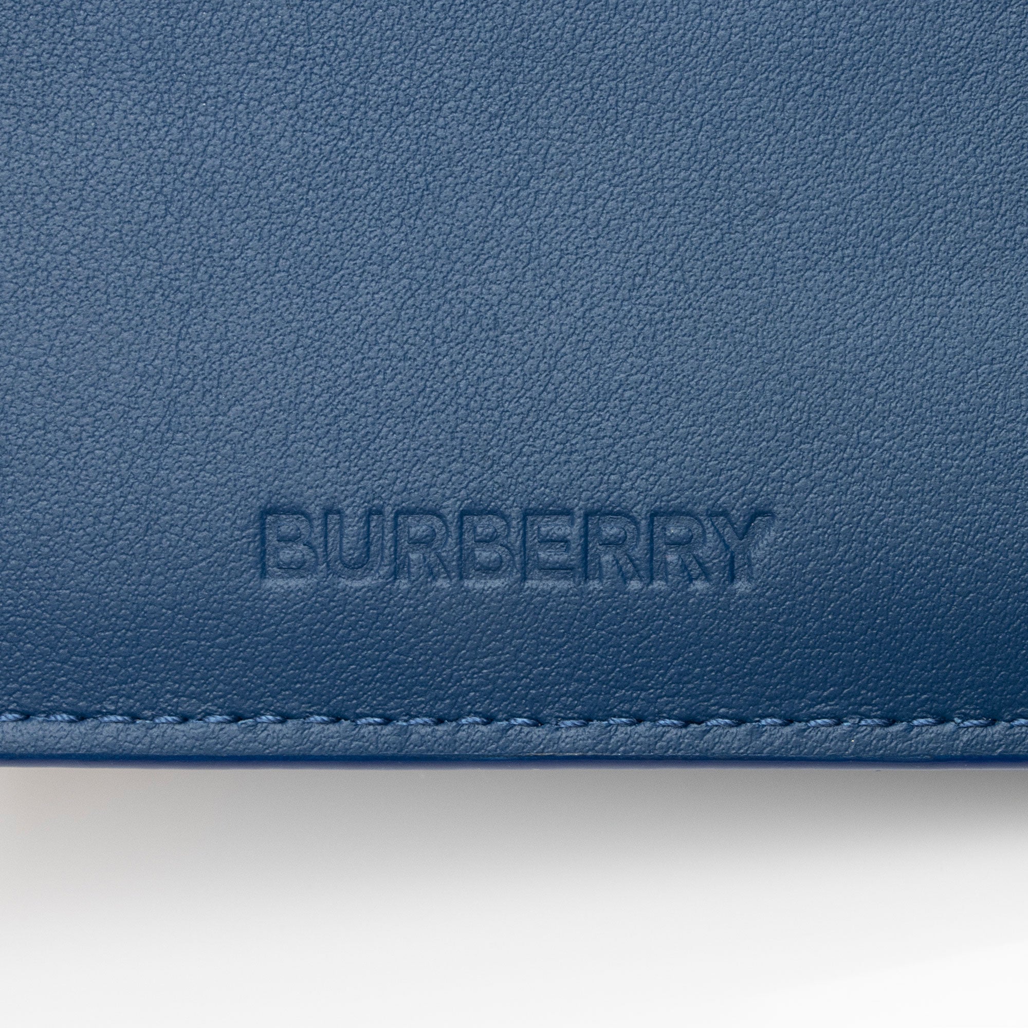 Burberry Grainy Calfskin Embossed Logo Bi-Fold Wallet (SHF-qaekqv)
